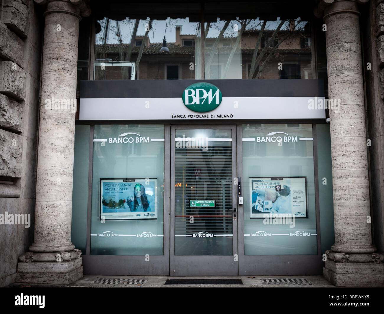 ROMA, ITALIA - 15 GENNAIO 2025: La facciata della filiale del Banco BPM (Banca Popolare di Milano) mostra il logo BPM verde; il banco Popolare di Milano è un ret italiano Foto Stock