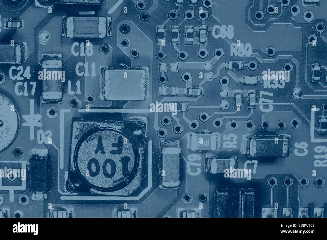 background di progettazione hardware astratto: foto ravvicinata del circuito integrato colorato in blu Foto Stock