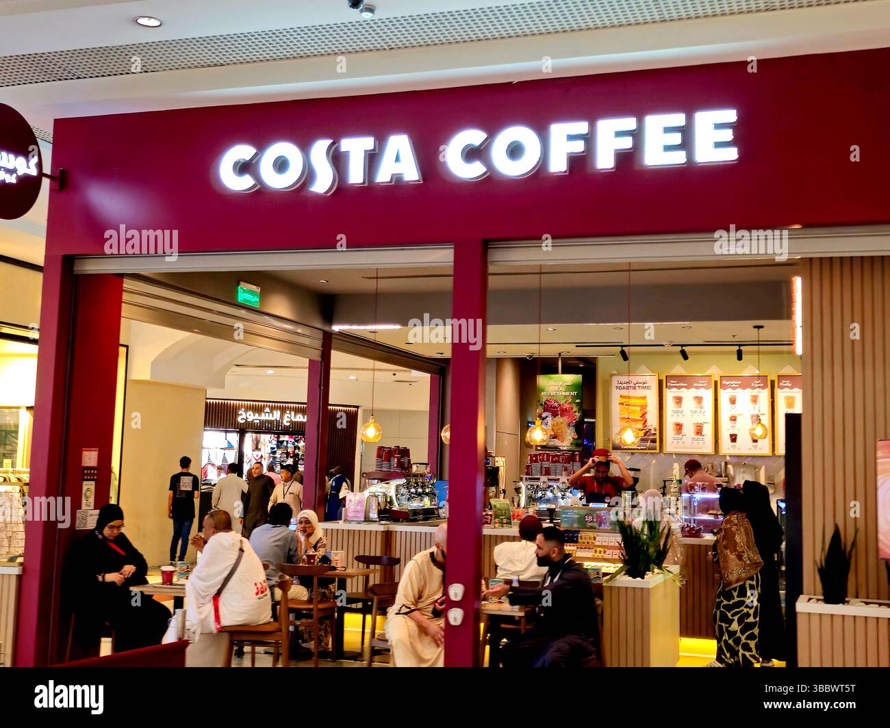 Mecca, Arabia Saudita, 6 giugno 2024: Costa Coffee, Costa Limited, una catena di caffetterie con sede a Loudwater, Buckinghamshire, Inghilterra, che ope Foto Stock