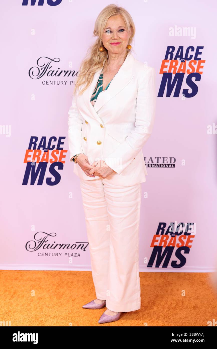 CENTURY CITY, LOS ANGELES, CALIFORNIA, Stati Uniti - 16 MAGGIO: Caroline Rhea indossa la barba Veronica Swanson arriva alla 32a corsa annuale di Erase MS Gala 2025 tenutasi al Fairmont Century Plaza il 16 maggio 2025 a Century City, Los Angeles, California, Stati Uniti. (Foto di Xavier Collin/Image Press Agency) Foto Stock