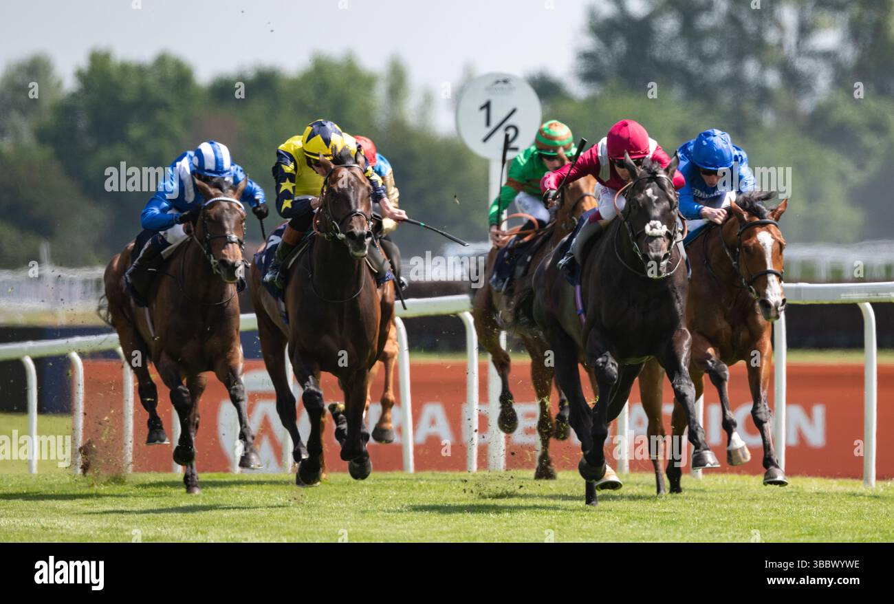 Newbury, Berkshire, sabato 17 maggio 2025; Eydon e il fantino Oisin Murphy vincono la Sky Sports Racing Aston Park Stakes (gruppo 3) per l'allenatore Andrew Balding e il proprietario Prince A Faisal. Crediti JTW equine Images / Alamy Live News. Foto Stock