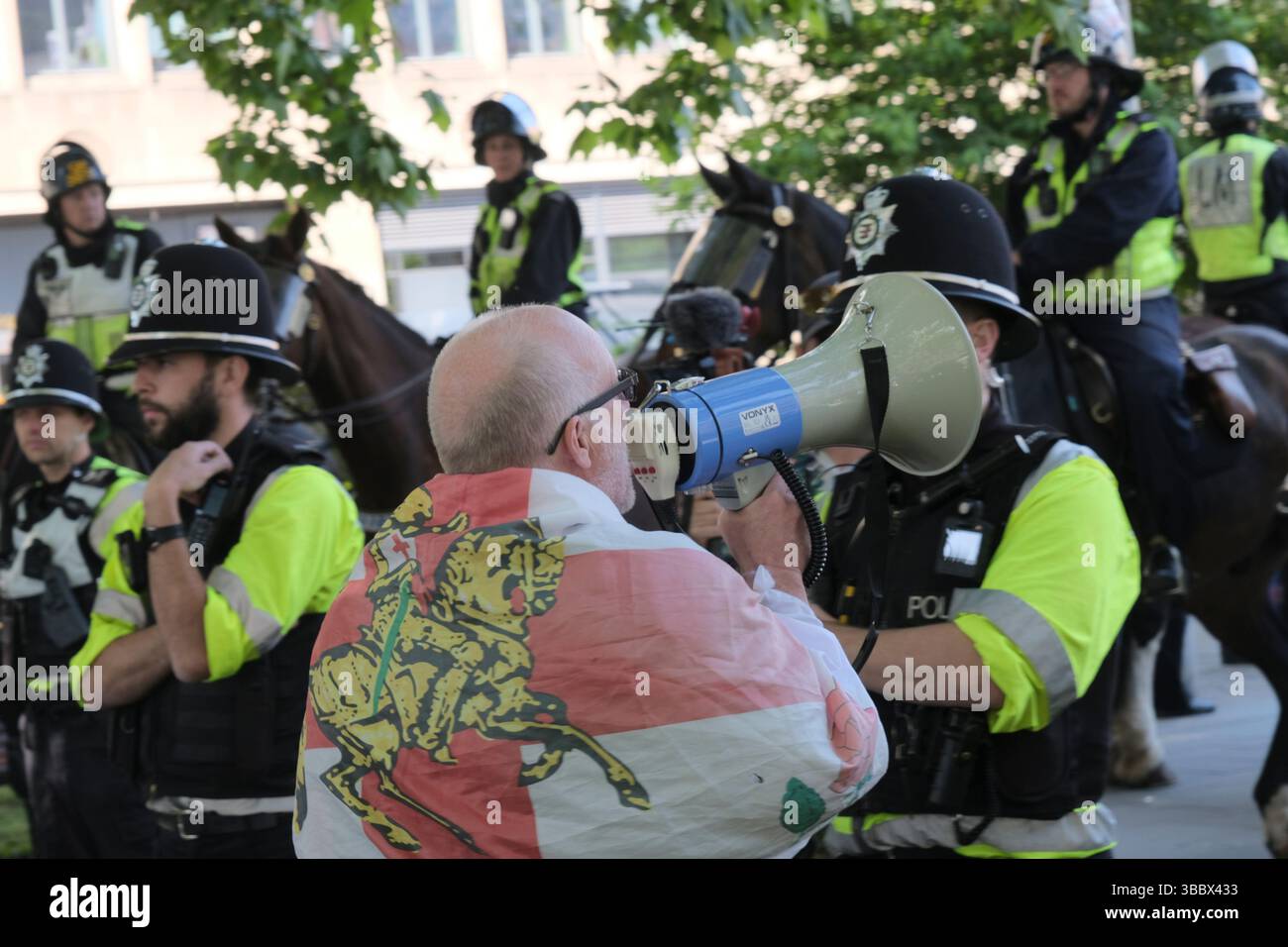Bristol, Regno Unito. 17 maggio 2025. Un sostenitore dell'ukip. è illustrato. Bristol protesta contro l'odio davanti al cenotafio. La prospettiva di una dimostrazione in cui il leader UKIP Nick Tenconi richiederà deportazioni di massa e la fine della veglia di sinistra ha spinto una controdimostrazione nel centro di Bristol da vari gruppi non gerarchici sotto la bandiera Bristol Against Hate. Crediti: JMF News/Alamy Live News Foto Stock