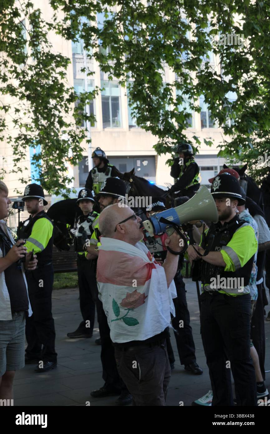 Bristol, Regno Unito. 17 maggio 2025. Un sostenitore dell'ukip. è illustrato. Bristol protesta contro l'odio davanti al cenotafio. La prospettiva di una dimostrazione in cui il leader UKIP Nick Tenconi richiederà deportazioni di massa e la fine della veglia di sinistra ha spinto una controdimostrazione nel centro di Bristol da vari gruppi non gerarchici sotto la bandiera Bristol Against Hate. Crediti: JMF News/Alamy Live News Foto Stock