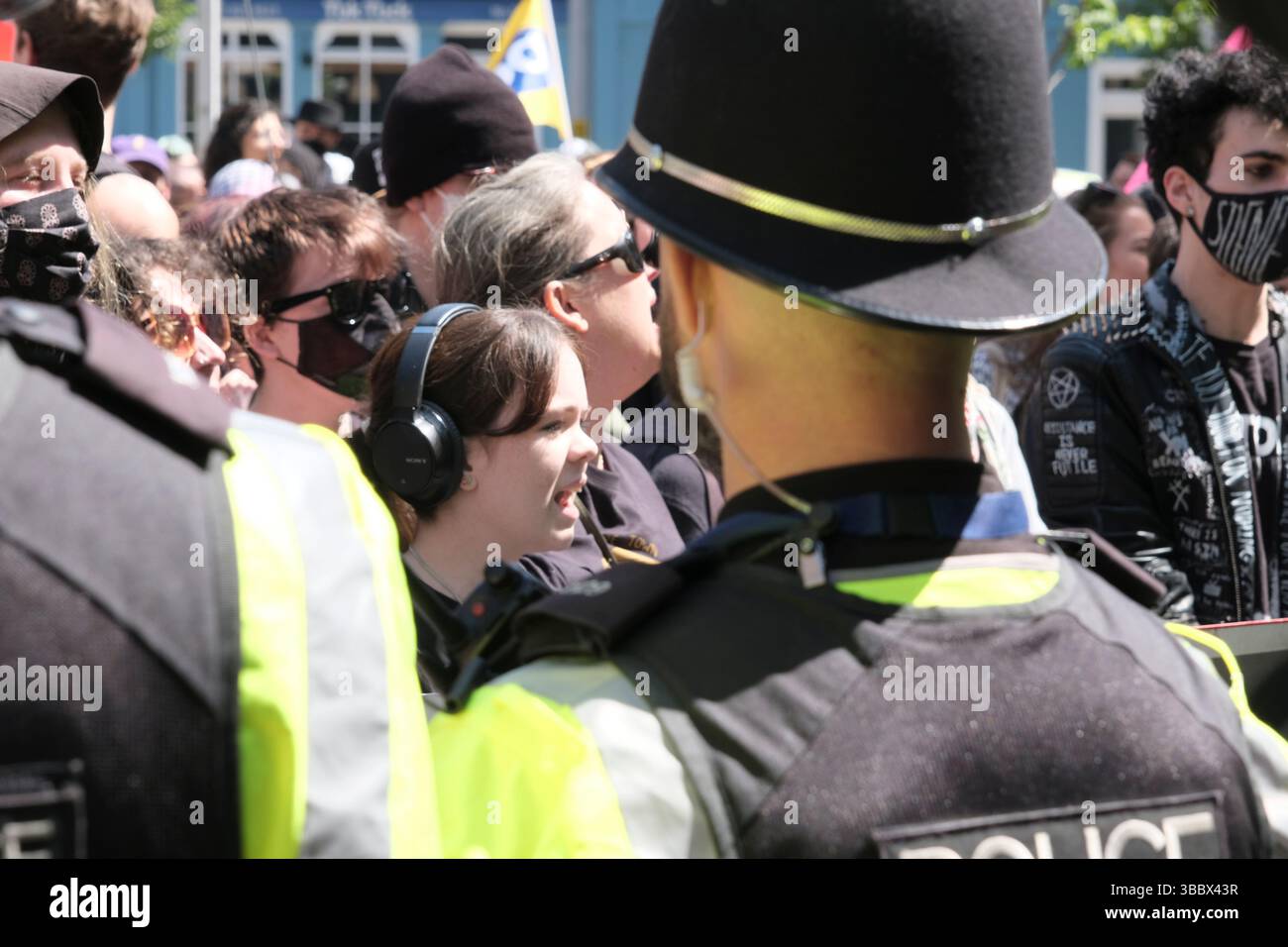 I Picturered stanno mantenendo l'ordine pubblico. Bristol protesta contro l'odio davanti al cenotafio. La prospettiva di una dimostrazione in cui il leader UKIP Nick Tenconi richiederà deportazioni di massa e la fine della veglia di sinistra ha spinto una controdimostrazione nel centro di Bristol da vari gruppi non gerarchici sotto la bandiera Bristol Against Hate. La polizia di Avon e Somerset mantiene l'ordine pubblico separando l'UKIP e Bristol contro l'odio. Foto Stock