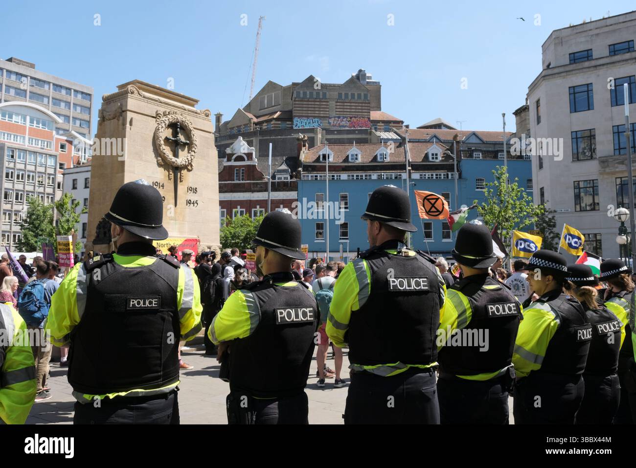 I Picturered stanno mantenendo l'ordine pubblico. Bristol protesta contro l'odio davanti al cenotafio. La prospettiva di una dimostrazione in cui il leader UKIP Nick Tenconi richiederà deportazioni di massa e la fine della veglia di sinistra ha spinto una controdimostrazione nel centro di Bristol da vari gruppi non gerarchici sotto la bandiera Bristol Against Hate. La polizia di Avon e Somerset mantiene l'ordine pubblico separando l'UKIP e Bristol contro l'odio. Foto Stock