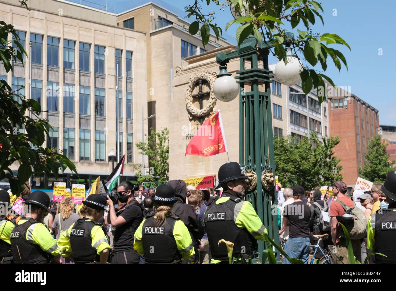 I Picturered stanno mantenendo l'ordine pubblico. Bristol protesta contro l'odio davanti al cenotafio. La prospettiva di una dimostrazione in cui il leader UKIP Nick Tenconi richiederà deportazioni di massa e la fine della veglia di sinistra ha spinto una controdimostrazione nel centro di Bristol da vari gruppi non gerarchici sotto la bandiera Bristol Against Hate. La polizia di Avon e Somerset mantiene l'ordine pubblico separando l'UKIP e Bristol contro l'odio. Foto Stock