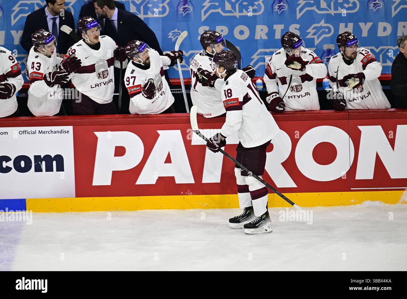 Stoccolma, Svezia. 17 maggio 2025. STOCCOLMA, SVEZIA 20250517Rodrigo Abols della Lettonia segna 2-1 punti durante il campionato del mondo di hockey su ghiaccio IIHF A gruppo tra Finlandia e Lettonia all'Avicii Arena di Stoccolma, Svezia, il 17 maggio 2025. Foto: Magnus Lejhall/TT/codice 10658 credito: TT News Agency/Alamy Live News Foto Stock