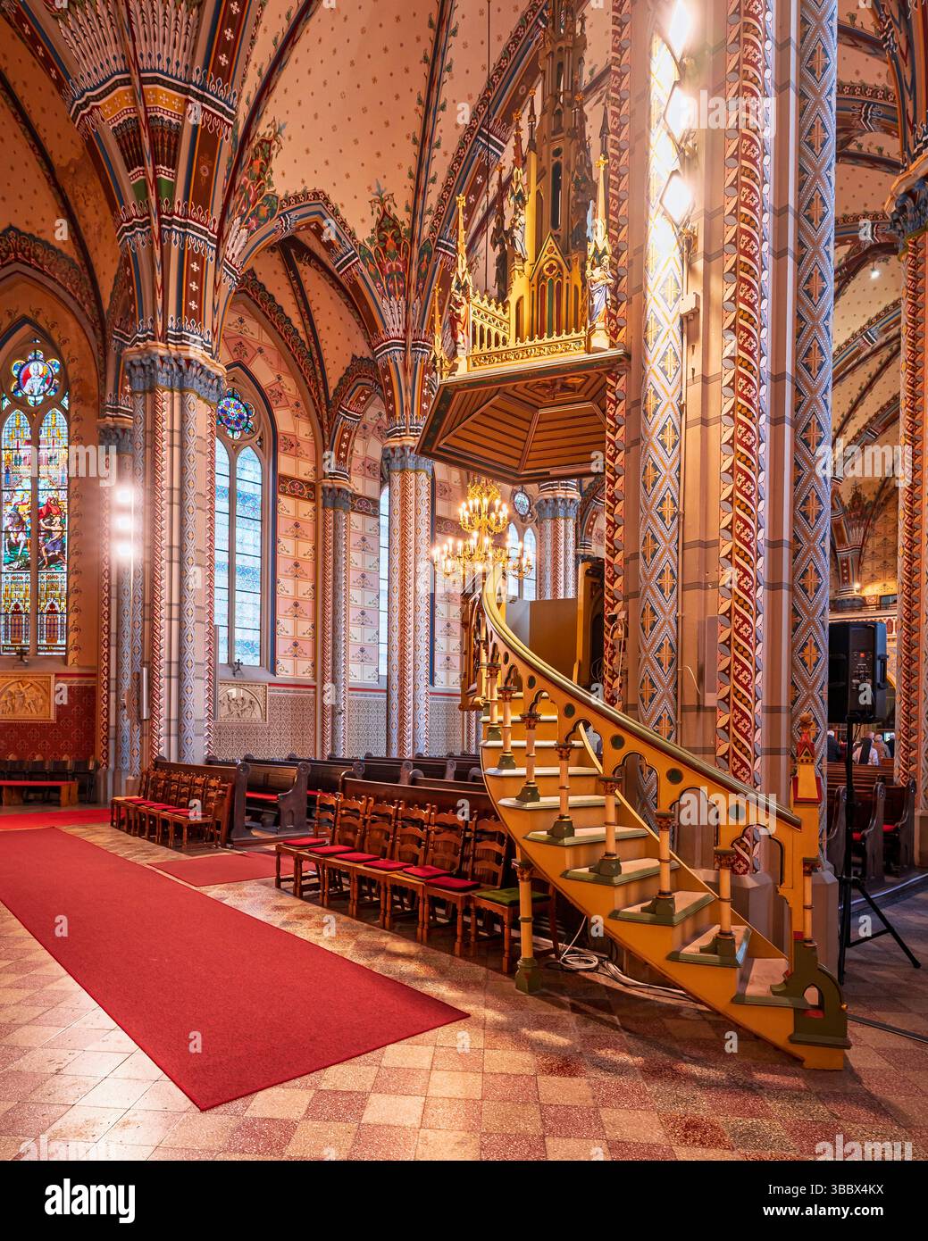 Koszeg, Ungheria 04.23.25 interno della chiesa del Sacro cuore a Kőszeg, contea di Vas, Ungheria occidentale. Il nome ungherese è Jezus szive templom Foto Stock