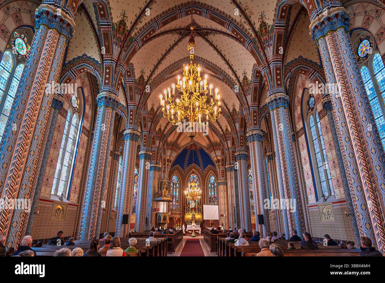 Koszeg, Ungheria 04.23.25 interno della chiesa del Sacro cuore a Kőszeg, contea di Vas, Ungheria occidentale. Il nome ungherese è Jezus szive templom Foto Stock