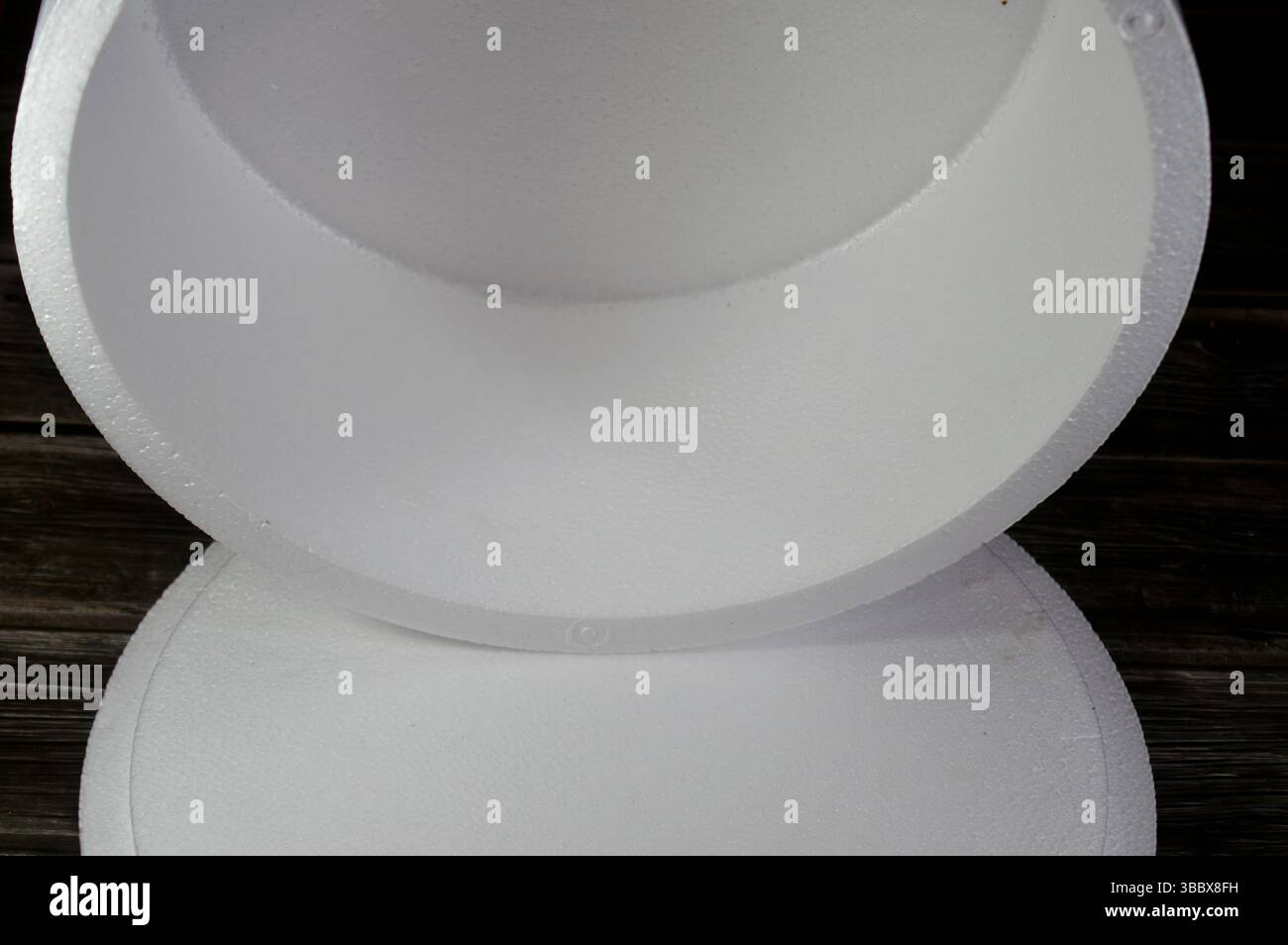 Una scatola per la torta gelato, per preservare l'atmosfera fredda durante il trasporto della torta gelato, fatta di materiale simile alla schiuma per mantenere bassa la temperatura Foto Stock