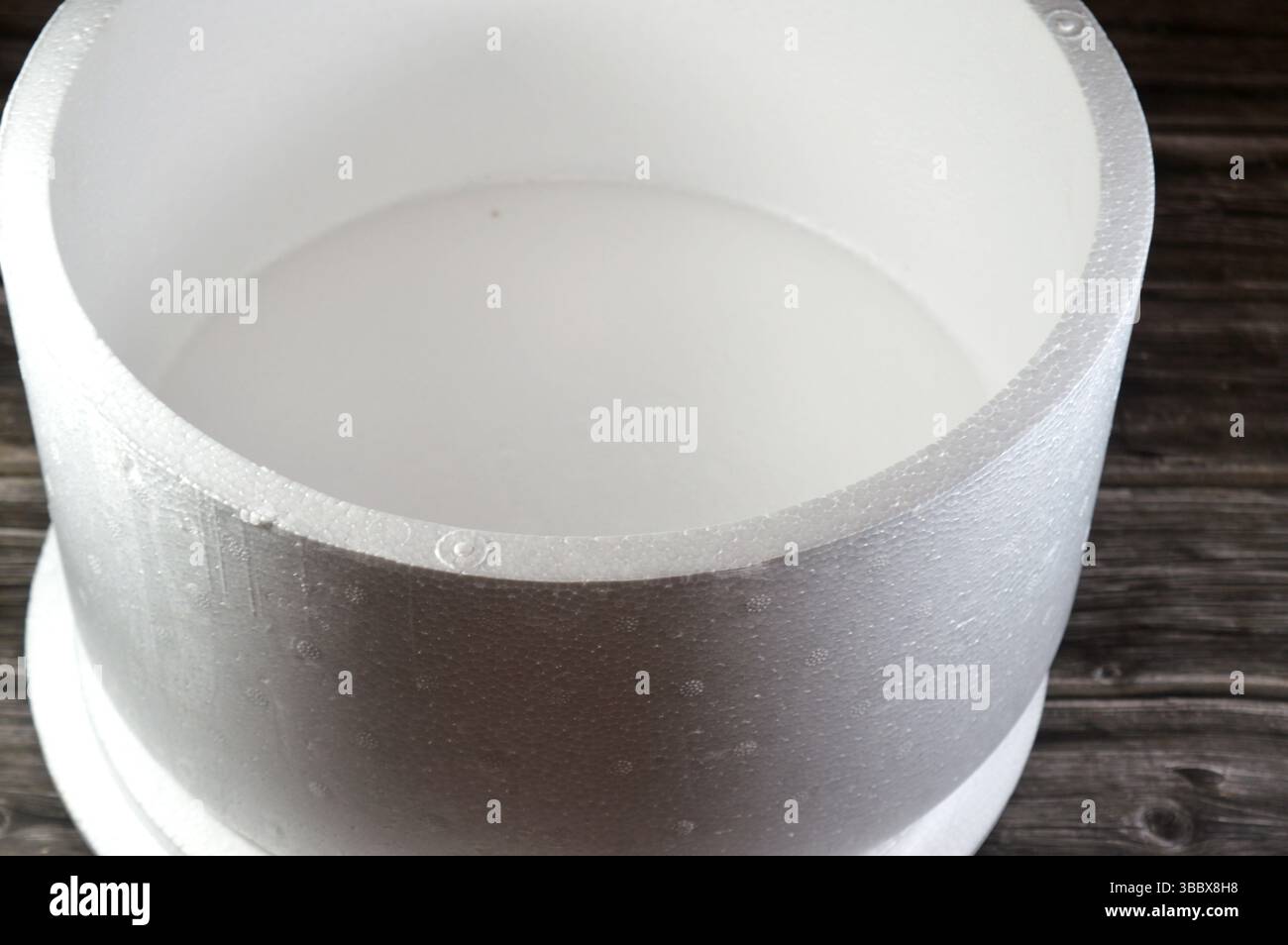 Una scatola per la torta gelato, per preservare l'atmosfera fredda durante il trasporto della torta gelato, fatta di materiale simile alla schiuma per mantenere bassa la temperatura Foto Stock