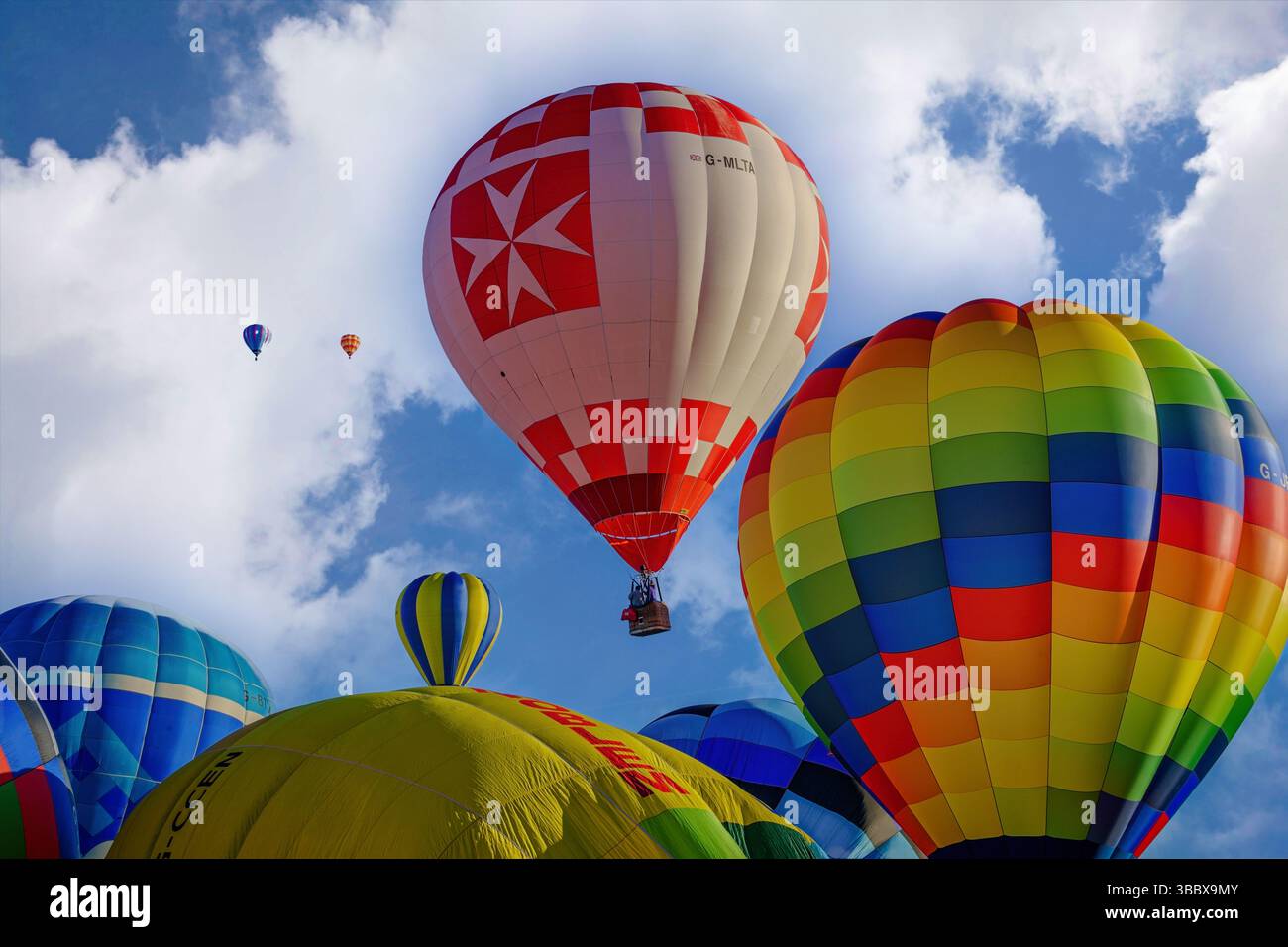 Mongolfiere multicolore che riempiono il cielo durante la Outdoor Balloon Fiesta, York, Yorkshire, Regno Unito. Foto Stock