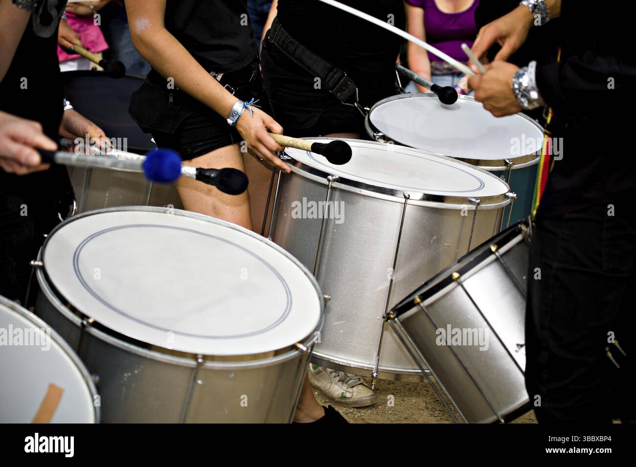 Una band di tamburi per strada. Scene del Samba Festival a Coburgo, Germania, Europa Foto Stock