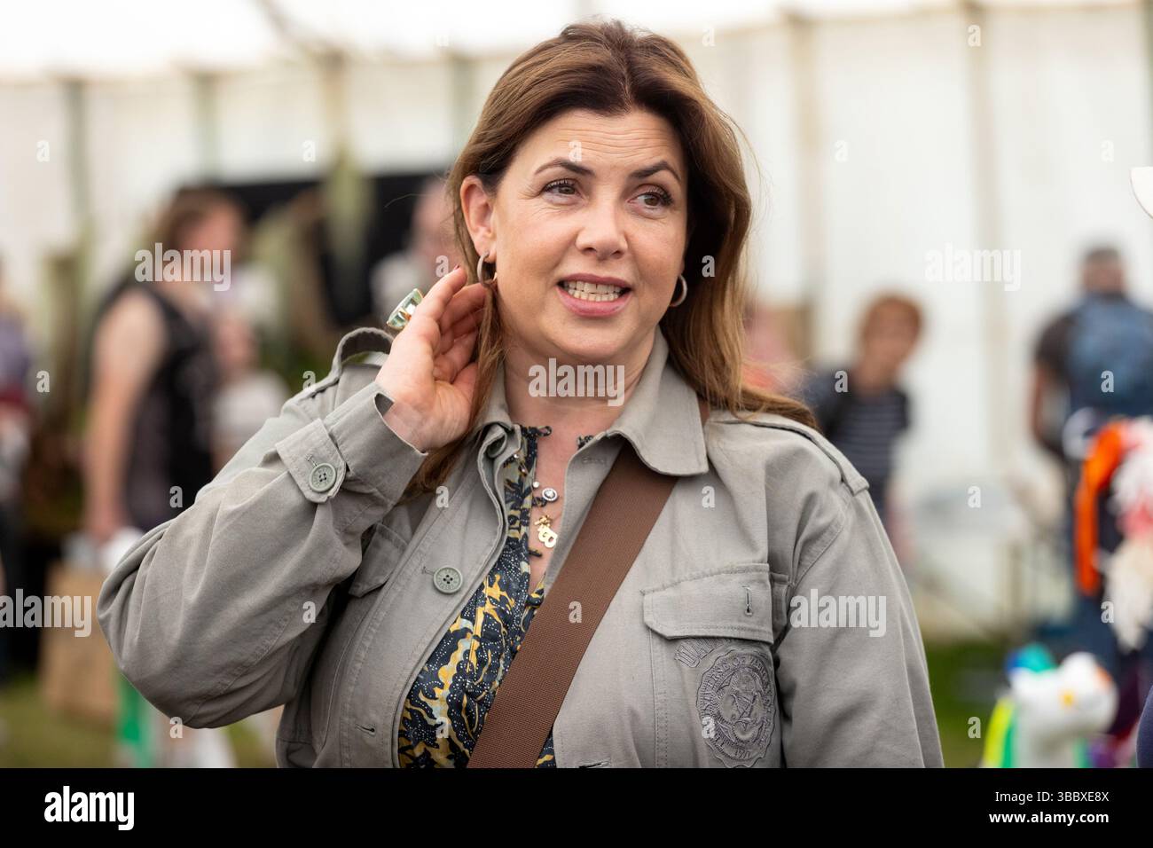 Exeter, Regno Unito. 17 maggio 2025. Kirstie Allsopp, star della posizione della TV, location, avvistata al Devon County Show del 2025 a westpoint, Exeter, devon, dove dovrebbe tenere una sessione di domande e risposte nel tendone di artigianato. Credito: Mark Passmore/Alamy Live News Foto Stock