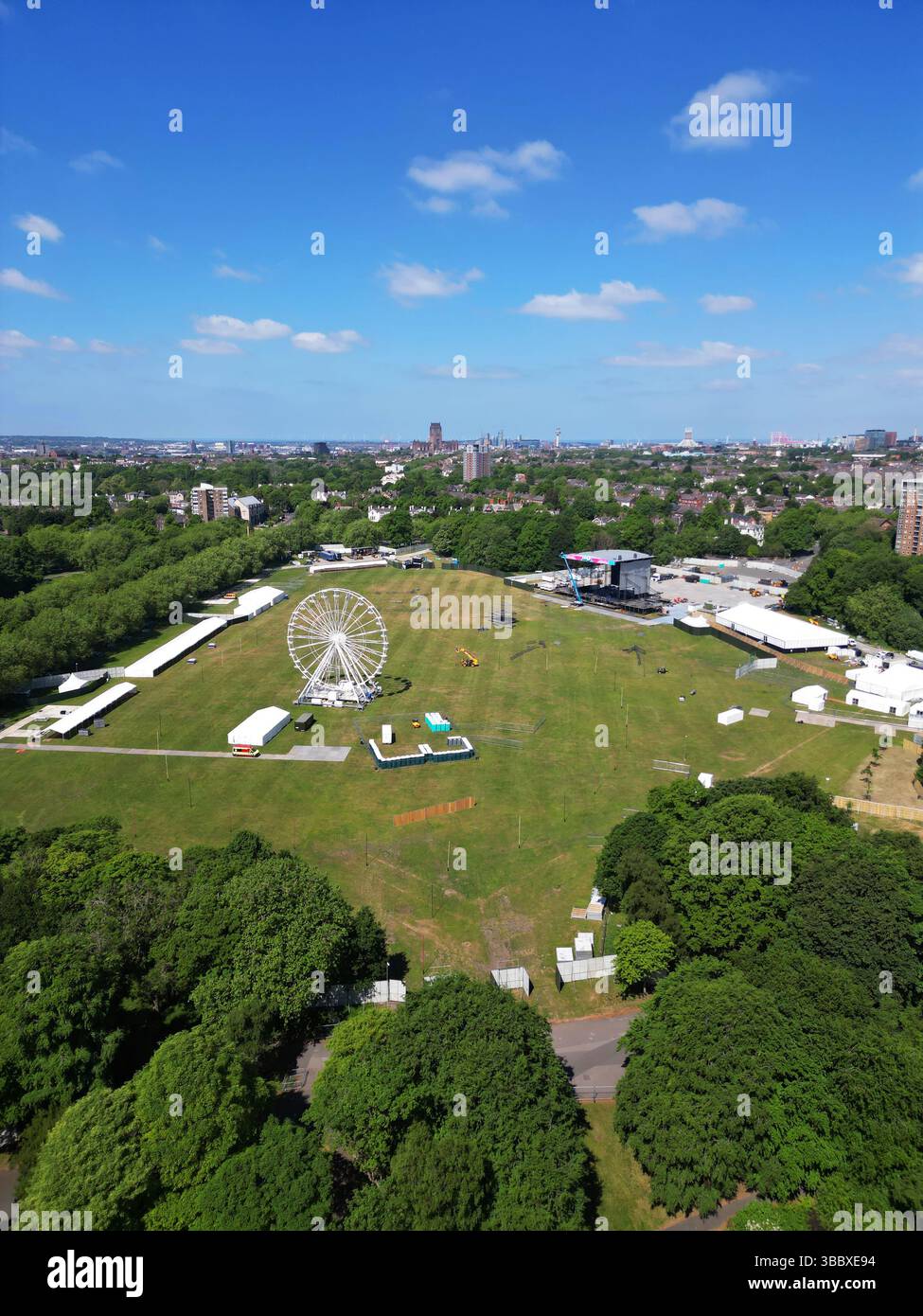 Liverpool, Regno Unito. 17 maggio 2025. I preparativi per il Big Weekend della BBC radio 1 sono in corso a Sefton Park, con la recinzione e la segnaletica in corso in tutta la zona. Ci sono state anche alcune chiusure temporanee delle strade nelle aree circostanti il parco, mentre sono in corso lavori per preparare il sito per il festival che si svolge dal 23 al 25 maggio. I residenti locali, tuttavia, non sono soddisfatti dei disagi causati dalle dimensioni delle recinzioni e dalla chiusura delle strade locali. Crediti: ken biggs/Alamy Live News Foto Stock