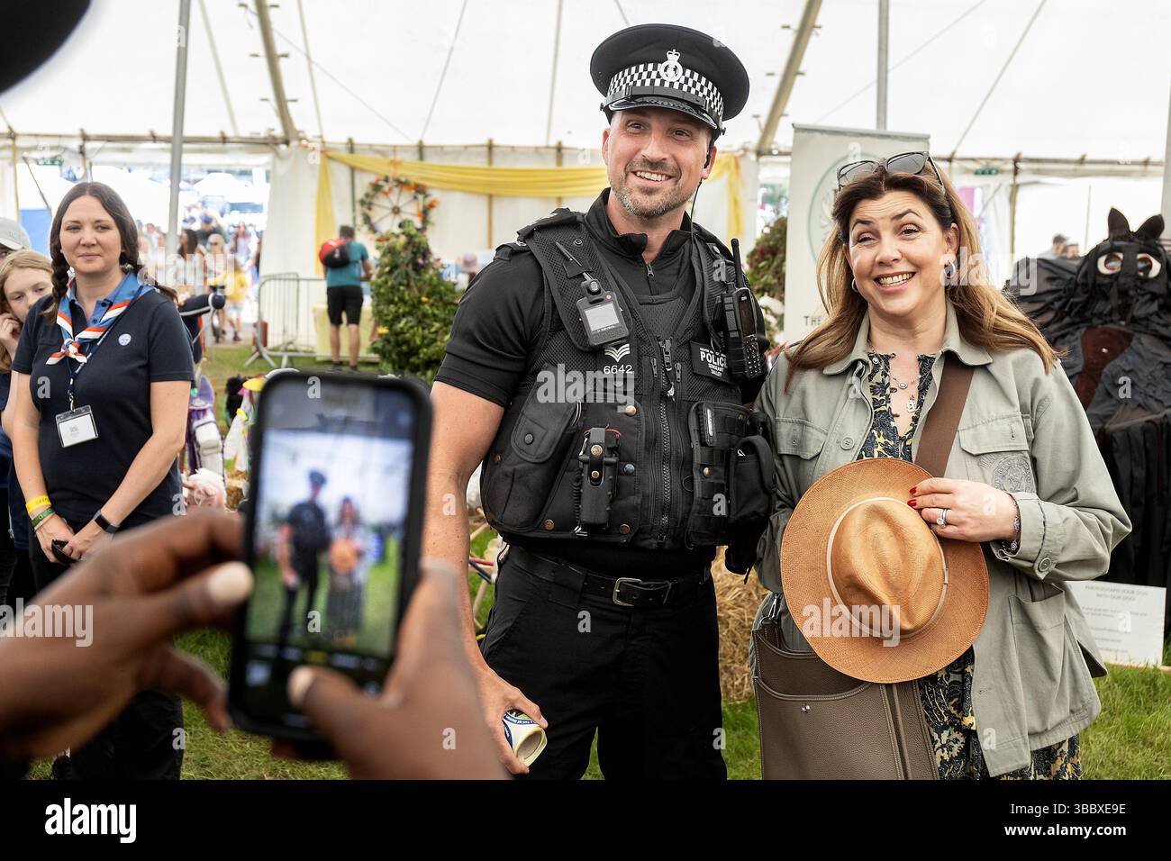 Exeter, Regno Unito. 17 maggio 2025. Kirstie Allsopp, star della posizione della TV, location, avvistata al Devon County Show del 2025 a westpoint, Exeter, devon, dove dovrebbe tenere una sessione di domande e risposte nel tendone di artigianato. Un agente di polizia della polizia di Devon & Cornwall coglie l'occasione per una foto con la celebrità Credit: Mark Passmore/ Alamy Live News Foto Stock
