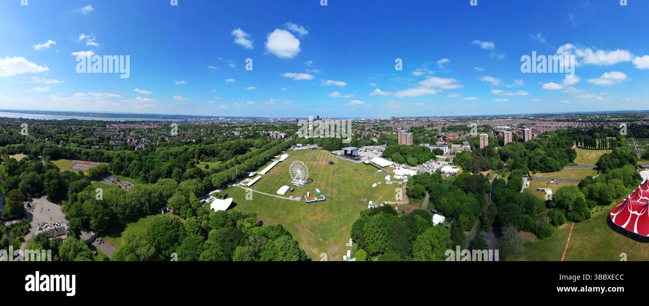 Liverpool, Regno Unito. 17 maggio 2025. I preparativi per il Big Weekend della BBC radio 1 sono in corso a Sefton Park, con la recinzione e la segnaletica in corso in tutta la zona. Ci sono state anche alcune chiusure temporanee delle strade nelle aree circostanti il parco, mentre sono in corso lavori per preparare il sito per il festival che si svolge dal 23 al 25 maggio. I residenti locali, tuttavia, non sono soddisfatti dei disagi causati dalle dimensioni delle recinzioni e dalla chiusura delle strade locali. Crediti: ken biggs/Alamy Live News Foto Stock