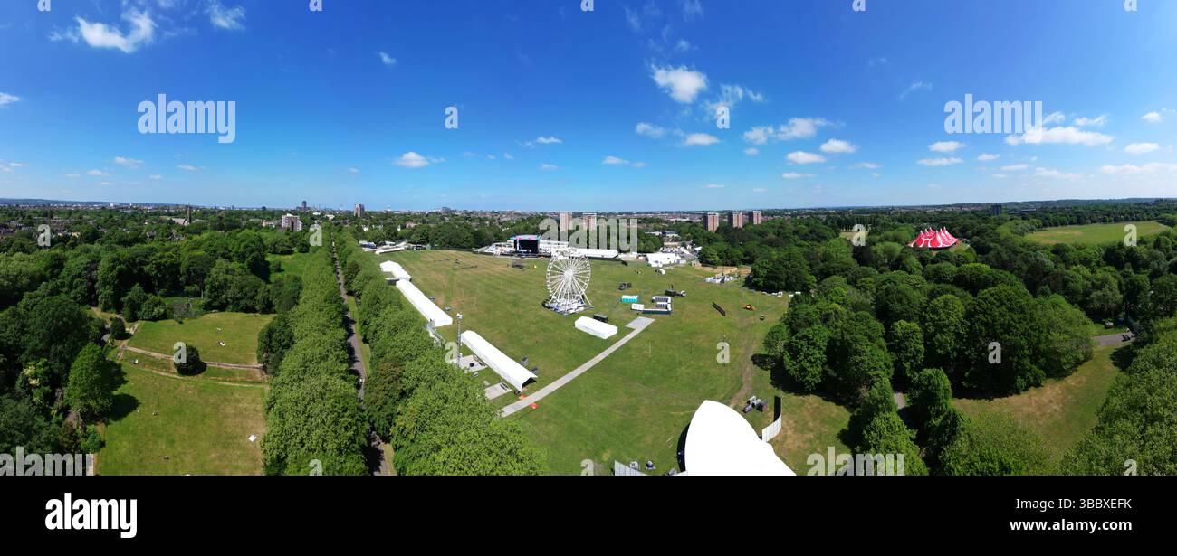 Liverpool, Regno Unito. 17 maggio 2025. I preparativi per il Big Weekend della BBC radio 1 sono in corso a Sefton Park, con la recinzione e la segnaletica in corso in tutta la zona. Ci sono state anche alcune chiusure temporanee delle strade nelle aree circostanti il parco, mentre sono in corso lavori per preparare il sito per il festival che si svolge dal 23 al 25 maggio. I residenti locali, tuttavia, non sono soddisfatti dei disagi causati dalle dimensioni delle recinzioni e dalla chiusura delle strade locali. Crediti: ken biggs/Alamy Live News Foto Stock