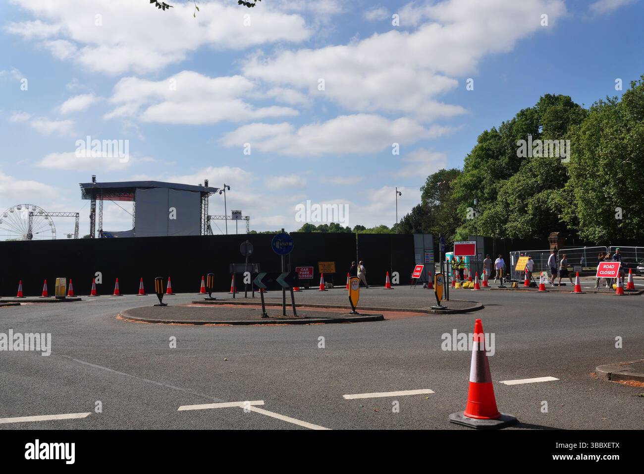 Liverpool, Regno Unito. 17 maggio 2025. I preparativi per il Big Weekend della BBC radio 1 sono in corso a Sefton Park, con la recinzione e la segnaletica in corso in tutta la zona. Ci sono state anche alcune chiusure temporanee delle strade nelle aree circostanti il parco, mentre sono in corso lavori per preparare il sito per il festival che si svolge dal 23 al 25 maggio. I residenti locali, tuttavia, non sono soddisfatti dei disagi causati dalle dimensioni delle recinzioni e dalla chiusura delle strade locali. Crediti: ken biggs/Alamy Live News Foto Stock