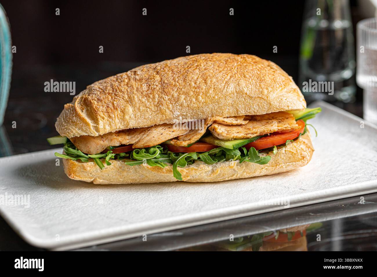 Ciabatta sandwich con pollo e insalata Foto Stock