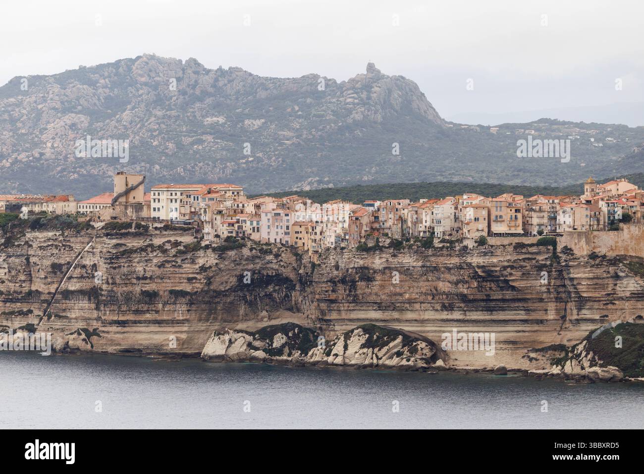 20 aprile 2025, Francia, Bonifacio: Veduta della città di Bonifacio sull'isola di Corsica (Francia) il 20.04.2025. Potrai vedere il centro storico medievale (Ville haute (città alta)) su un promontorio di pietra calcarea e arenaria, che degrada verticalmente verso il mare in gran parte, e la cosiddetta scalinata del re d'Aragona. Bonifacio (corso Bunifaziu; Ligure Bunifazziu o Bonifacio) è una città portuale situata nel sud dell'isola francese del Mediterraneo della Corsica (Corsica) nel dipartimento della Corsica del Sud. Situata su un altopiano roccioso simile a una penisola, la città vecchia è una delle più belle dell'isola Foto Stock