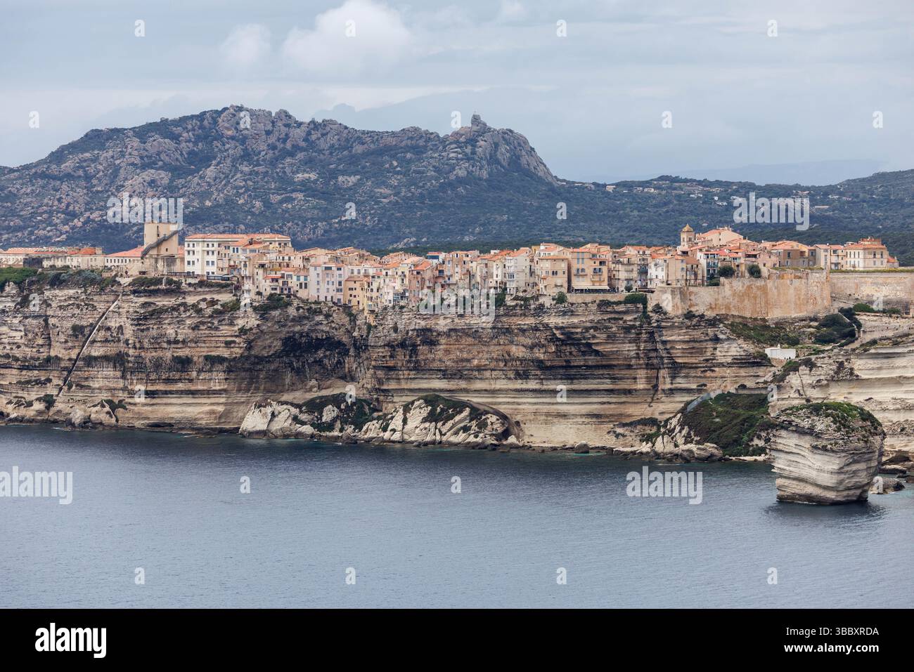 20 aprile 2025, Francia, Bonifacio: Veduta della città di Bonifacio sull'isola di Corsica (Francia) il 20.04.2025. Potrai vedere il centro storico medievale (Ville haute (città alta)) su un promontorio di pietra calcarea e arenaria, che degrada verticalmente verso il mare in gran parte, e la cosiddetta scalinata del re d'Aragona. Bonifacio (corso Bunifaziu; Ligure Bunifazziu o Bonifacio) è una città portuale situata nel sud dell'isola francese del Mediterraneo della Corsica (Corsica) nel dipartimento della Corsica del Sud. Situata su un altopiano roccioso simile a una penisola, la città vecchia è una delle più belle dell'isola Foto Stock