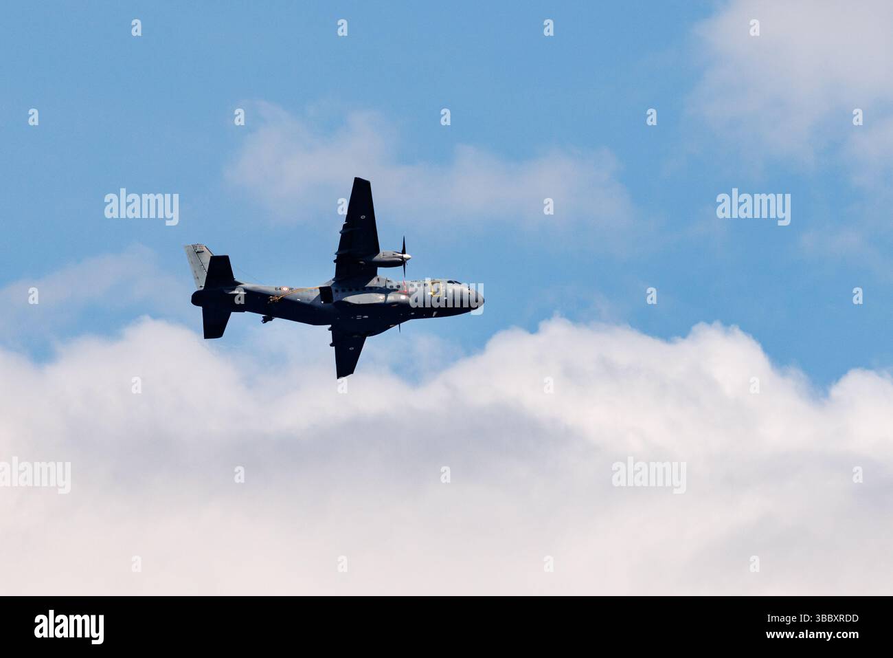 22 aprile 2025, Francia, Calvi: Un Airbus CN-235 dell'Armée de l'air francese vola sull'isola vicino a Calvi sull'isola della Corsica (Francia) il 22 aprile 2025 durante un'esercitazione di paracadutisti nell'ambito dell'addestramento militare al salto. Le forze aeree e spaziali francesi (Armee de l'air et de l'espace) sono uno dei cinque rami delle forze armate francesi. Il secondo Reggimento paracadutisti stranieri (2e régiment étranger de parachutistes) è un'unità aviotrasportata della Legione straniera francese, con sede a Camp Raffalli in Corsica. Foto: Matthias Balk/dpa Foto Stock