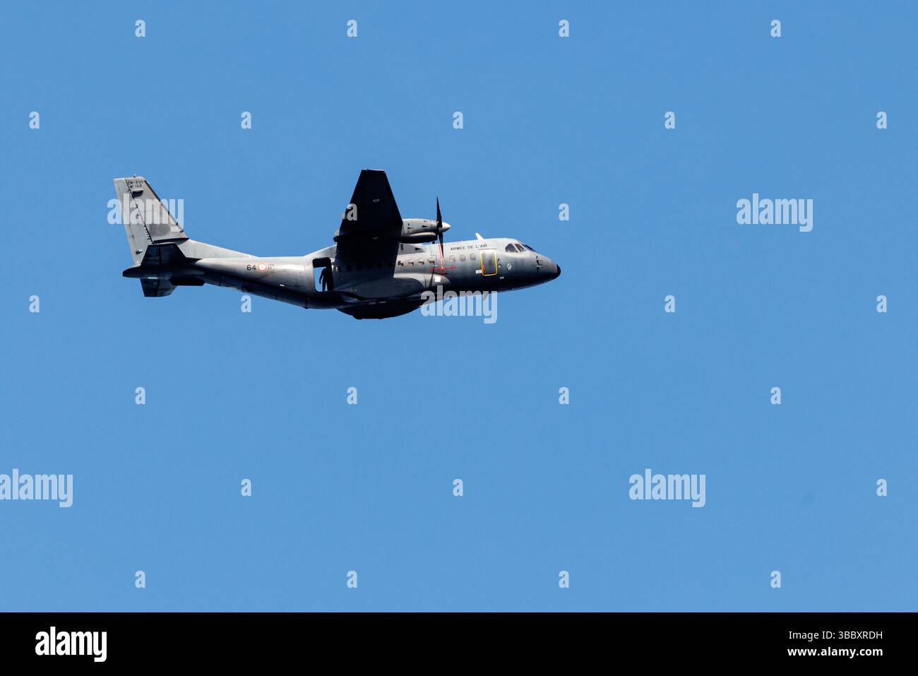22 aprile 2025, Francia, Calvi: Un Airbus CN-235 dell'Armée de l'air francese vola sull'isola vicino a Calvi sull'isola della Corsica (Francia) il 22 aprile 2025 durante un'esercitazione di paracadutisti nell'ambito dell'addestramento militare al salto. Le forze aeree e spaziali francesi (Armee de l'air et de l'espace) sono uno dei cinque rami delle forze armate francesi. Il secondo Reggimento paracadutisti stranieri (2e régiment étranger de parachutistes) è un'unità aviotrasportata della Legione straniera francese, con sede a Camp Raffalli in Corsica. Foto: Matthias Balk/dpa Foto Stock