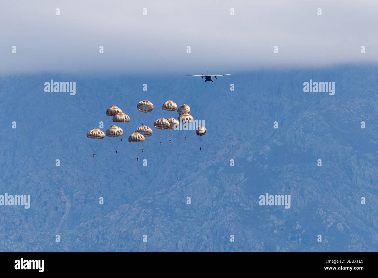 22 aprile 2025, Francia, Calvi: I paracadutisti saltano con paracadute da un Airbus CN-235 dell'Armée de l'air francese il 22 aprile 2025 nei pressi di Calvi, sull'isola della Corsica (Francia), nell'ambito dell'addestramento militare al salto. Le forze aeree e spaziali francesi (Armee de l'air et de l'espace) sono uno dei cinque rami delle forze armate francesi. Il secondo Reggimento paracadutisti stranieri (2e régiment étranger de parachutistes) è un'unità aviotrasportata della Legione straniera francese, con sede a Camp Raffalli in Corsica. Foto: Matthias Balk/dpa Foto Stock
