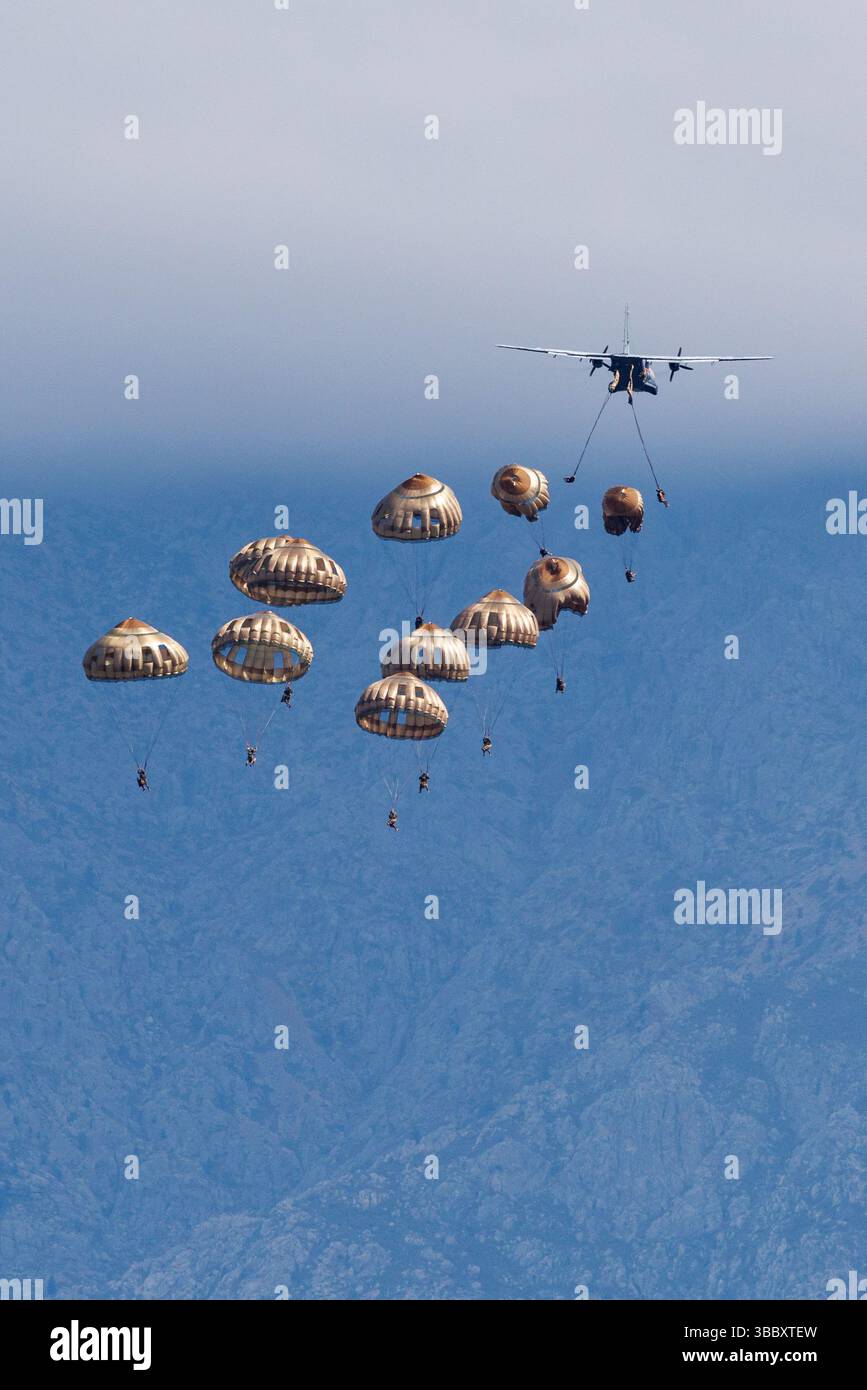 22 aprile 2025, Francia, Calvi: I paracadutisti saltano con paracadute da un Airbus CN-235 dell'Armée de l'air francese il 22 aprile 2025 nei pressi di Calvi, sull'isola della Corsica (Francia), nell'ambito dell'addestramento militare al salto. Le forze aeree e spaziali francesi (Armee de l'air et de l'espace) sono uno dei cinque rami delle forze armate francesi. Il secondo Reggimento paracadutisti stranieri (2e régiment étranger de parachutistes) è un'unità aviotrasportata della Legione straniera francese, con sede a Camp Raffalli in Corsica. Foto: Matthias Balk/dpa Foto Stock