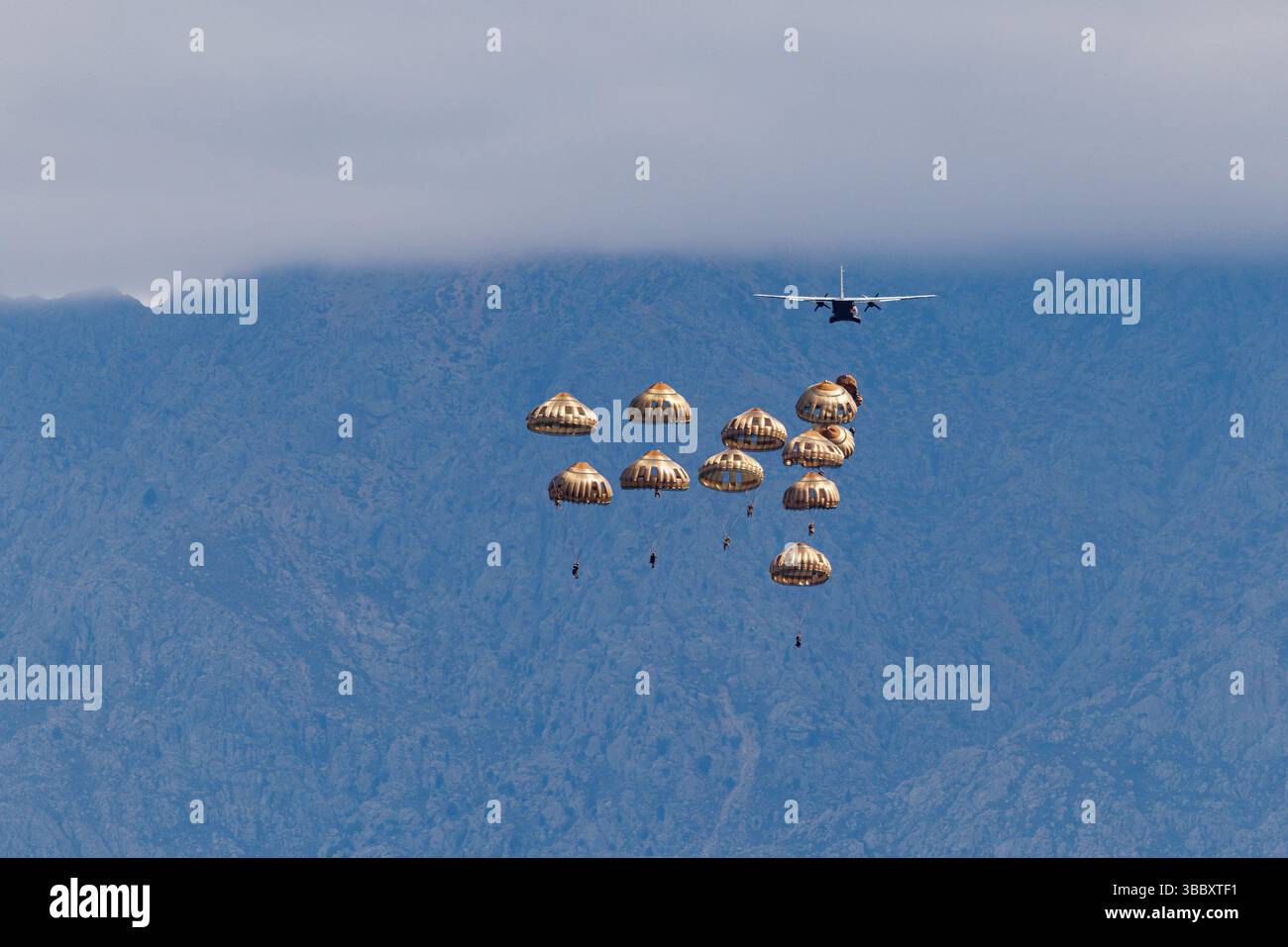22 aprile 2025, Francia, Calvi: I paracadutisti saltano con paracadute da un Airbus CN-235 dell'Armée de l'air francese il 22 aprile 2025 nei pressi di Calvi, sull'isola della Corsica (Francia), nell'ambito dell'addestramento militare al salto. Le forze aeree e spaziali francesi (Armee de l'air et de l'espace) sono uno dei cinque rami delle forze armate francesi. Il secondo Reggimento paracadutisti stranieri (2e régiment étranger de parachutistes) è un'unità aviotrasportata della Legione straniera francese, con sede a Camp Raffalli in Corsica. Foto: Matthias Balk/dpa Foto Stock