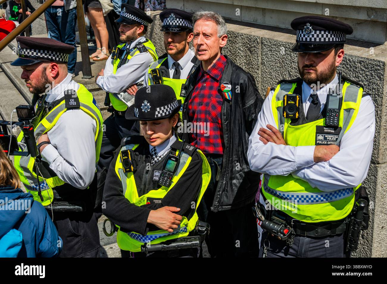 Londra, Regno Unito. 17 maggio 2025. Gli agenti di polizia avvertono Peter Tatchell che pensano che sia parte di una controprotesta e in seguito viene arrestato un articolo 14 della legge sull'ordine pubblico - molti portano le chiavi per ricordare NAKBA 77. L'ultima marcia nazionale per la Palestina a Londra, a partire da Embankment, passando sopra il ponte di Westminster e terminando Whitehall. La protesta si svolge in un momento in cui il cessate il fuoco sta oscillando. La protesta è stata organizzata da Stop the War, Palestine Solidarity Campaign UK e Friends of al Aqsa e altri. Crediti: Guy Bell/Alamy Live News Foto Stock