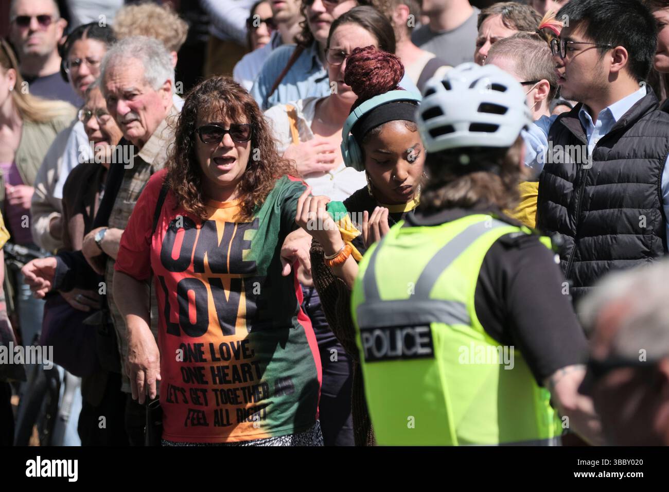 Bristol, Regno Unito. 17 maggio 2025. Bristol protesta contro l'odio davanti al cenotafio. La prospettiva di una dimostrazione in cui il leader UKIP Nick Tenconi richiederà deportazioni di massa e la fine della veglia di sinistra ha spinto una controdimostrazione nel centro di Bristol da vari gruppi non gerarchici sotto la bandiera Bristol Against Hate. Crediti: JMF News/Alamy Live News Foto Stock
