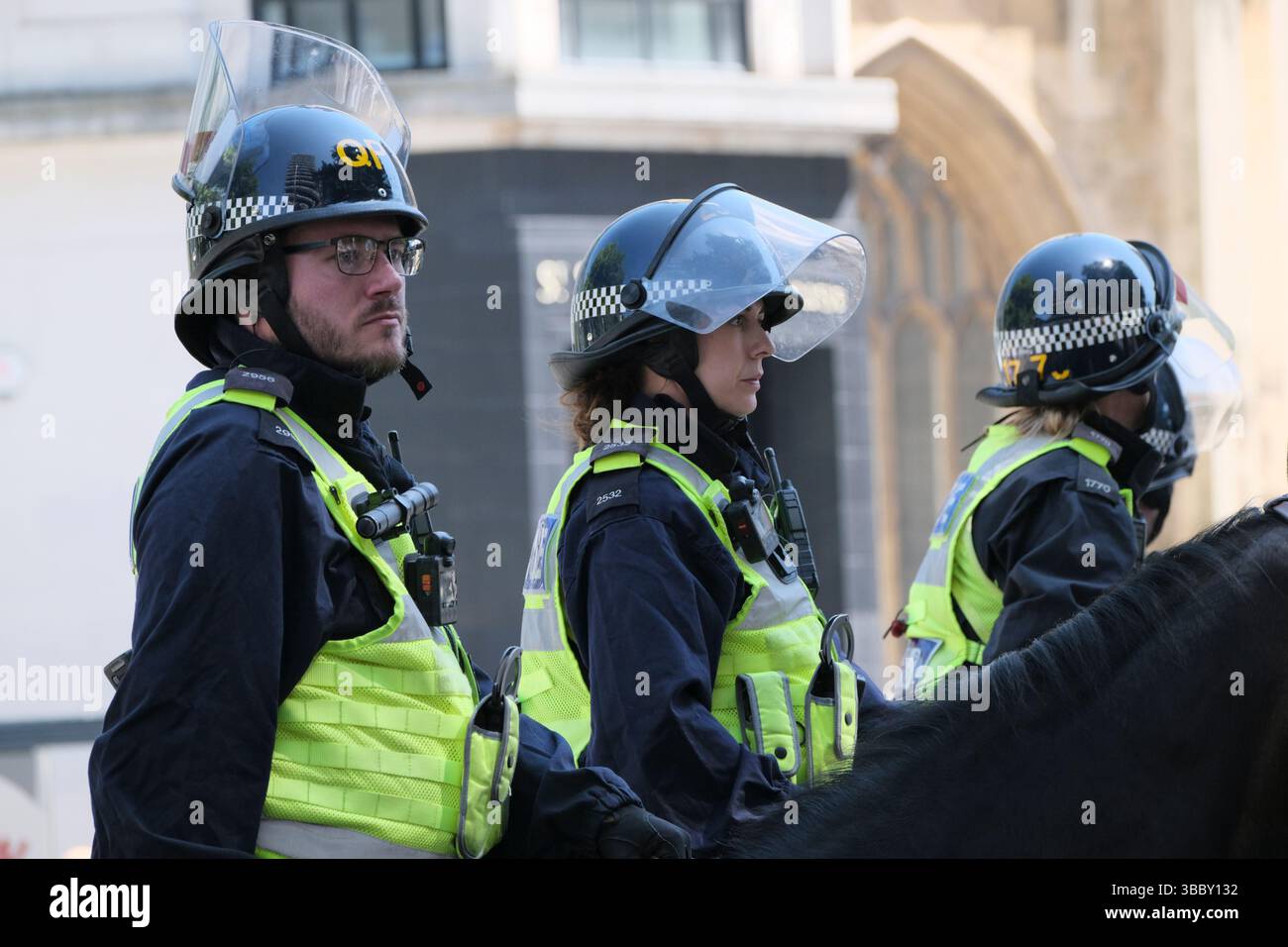 Bristol, Regno Unito. 17 maggio 2025. Bristol protesta contro l'odio davanti al cenotafio. La prospettiva di una dimostrazione in cui il leader UKIP Nick Tenconi richiederà deportazioni di massa e la fine della veglia di sinistra ha spinto una controdimostrazione nel centro di Bristol da vari gruppi non gerarchici sotto la bandiera Bristol Against Hate. La polizia di Avon e Somerset mantiene l'ordine pubblico separando l'UKIP e Bristol contro l'odio. Foto Stock