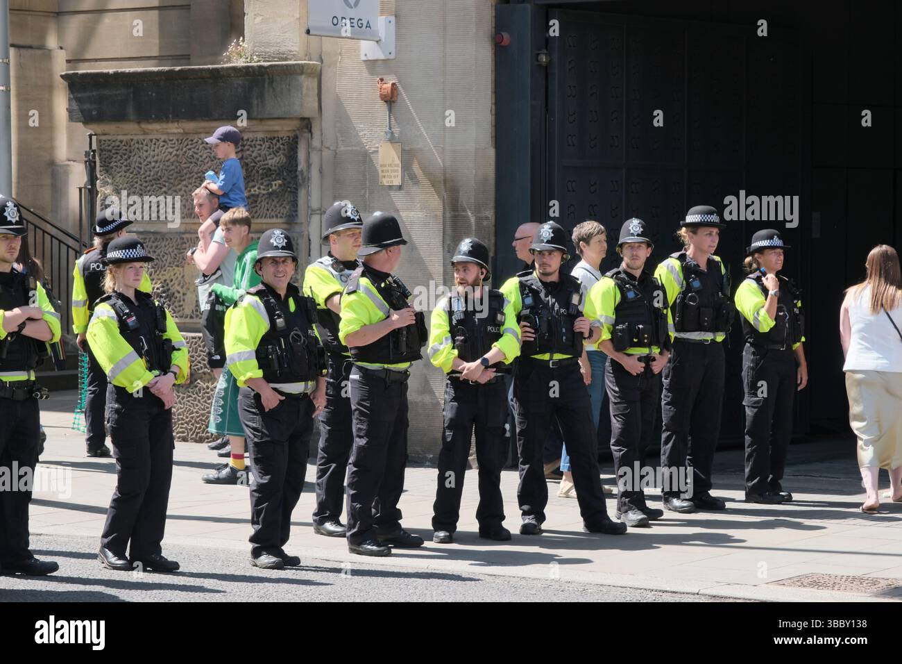 I Picturered stanno mantenendo l'ordine pubblico. Bristol protesta contro l'odio davanti al cenotafio. La prospettiva di una dimostrazione in cui il leader UKIP Nick Tenconi richiederà deportazioni di massa e la fine della veglia di sinistra ha spinto una controdimostrazione nel centro di Bristol da vari gruppi non gerarchici sotto la bandiera Bristol Against Hate. La polizia di Avon e Somerset mantiene l'ordine pubblico separando l'UKIP e Bristol contro l'odio. Foto Stock