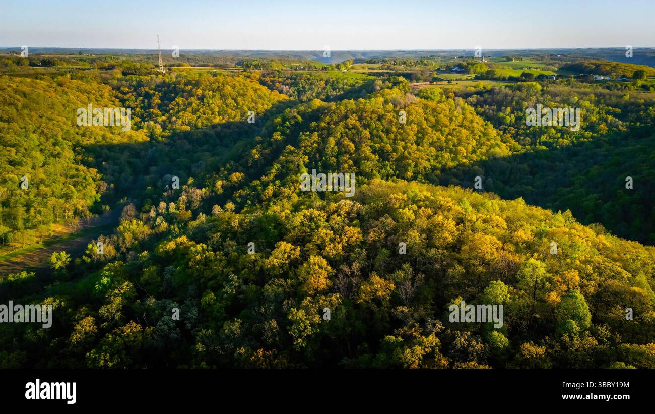 Vista aerea dall'Apple Blossom Overlook Park che mostra colline verdi ondulate e terreni agricoli al tramonto con luce dorata sul paesaggio rurale del Wisconsin. Foto Stock