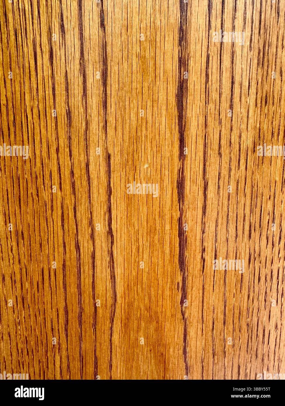 Primo piano in legno di mogano piano con venatura visibile e vernice. Texture ricca e liscia in calde tonalità rossastro-marrone, ideale come sfondo o elemento di design. Foto Stock