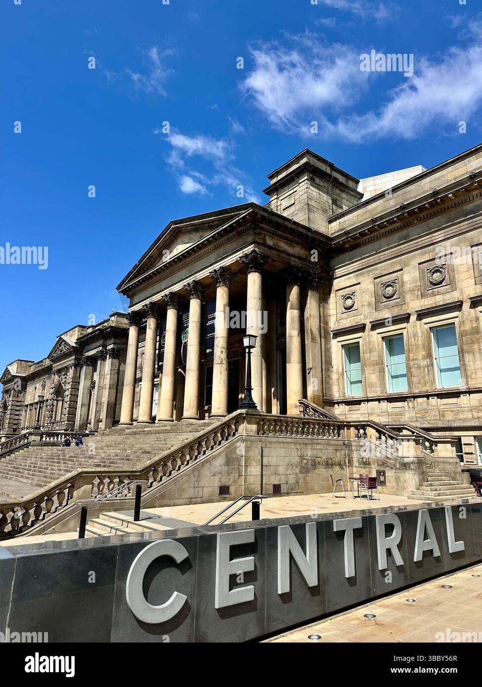 Liverpool Central Library con insegna CENTRALE, colonne, scalini e facciata classica, vista laterale in una giornata di sole. - Immagine stock catturata con smartphone