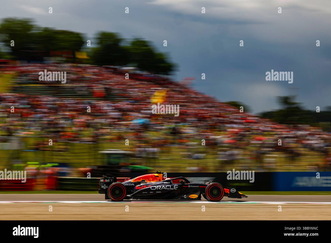 Imola, Italia. 17 maggio 2025. #22 Yuki Tsunoda (JPN, Oracle Red Bull Racing), Gran Premio di F1 dell'Emilia-Romagna all'autodromo Internazionale Enzo e Dino Ferrari il 17 maggio 2025 a Imola, Italia. (Foto di HOCH ZWEI) credito: dpa/Alamy Live News Foto Stock