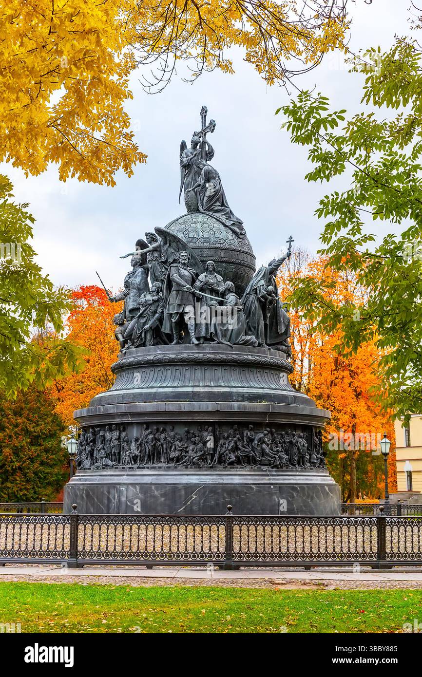 Millennium of Russia è un monumento nel Cremlino di Novgorod a Veliky Novgorod, Russia. Il monumento fu eretto nel 1862. Foto Stock