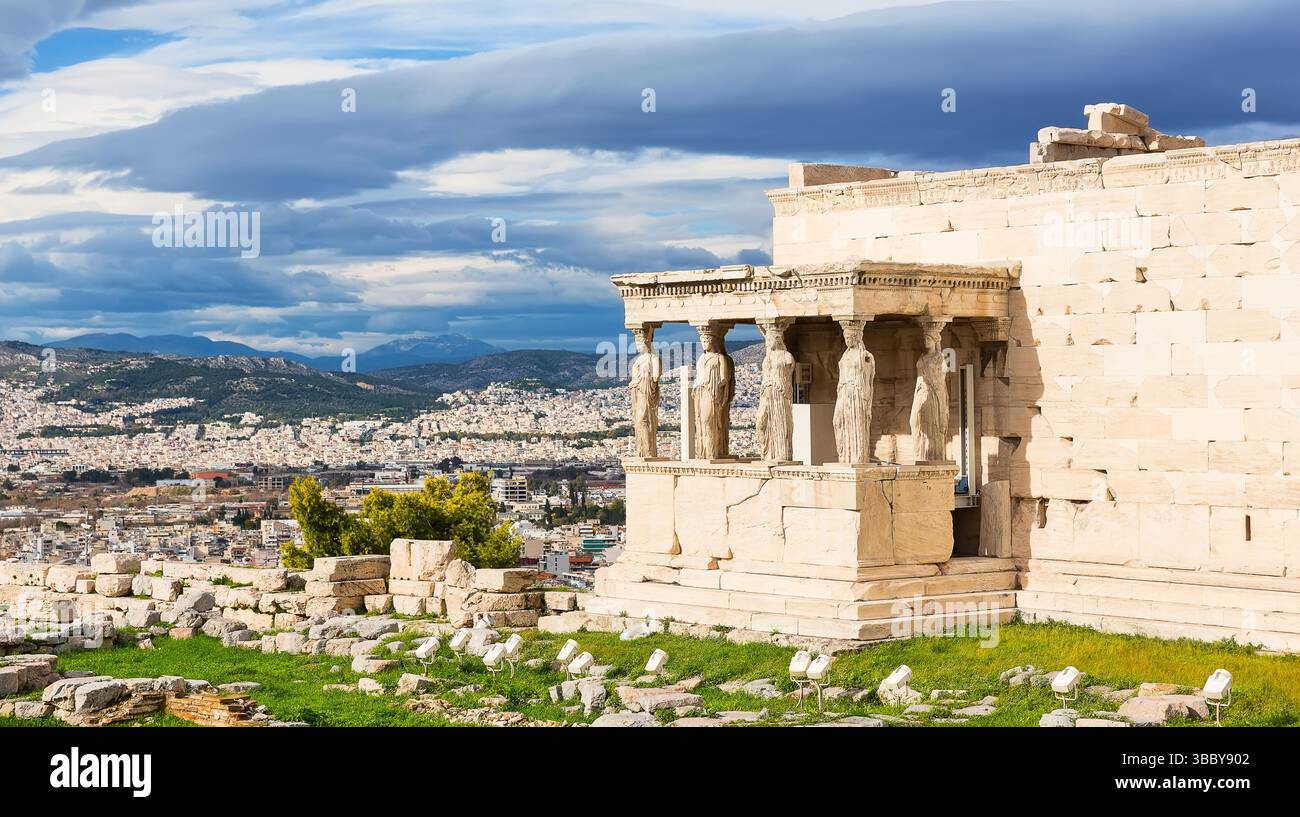 Il Portico delle Cariatidi su Eretteo, Acropoli di Atene, Grecia. L'antico tempio di Eretteo con le bellissime colonne cariatidiche di Atene, Foto Stock