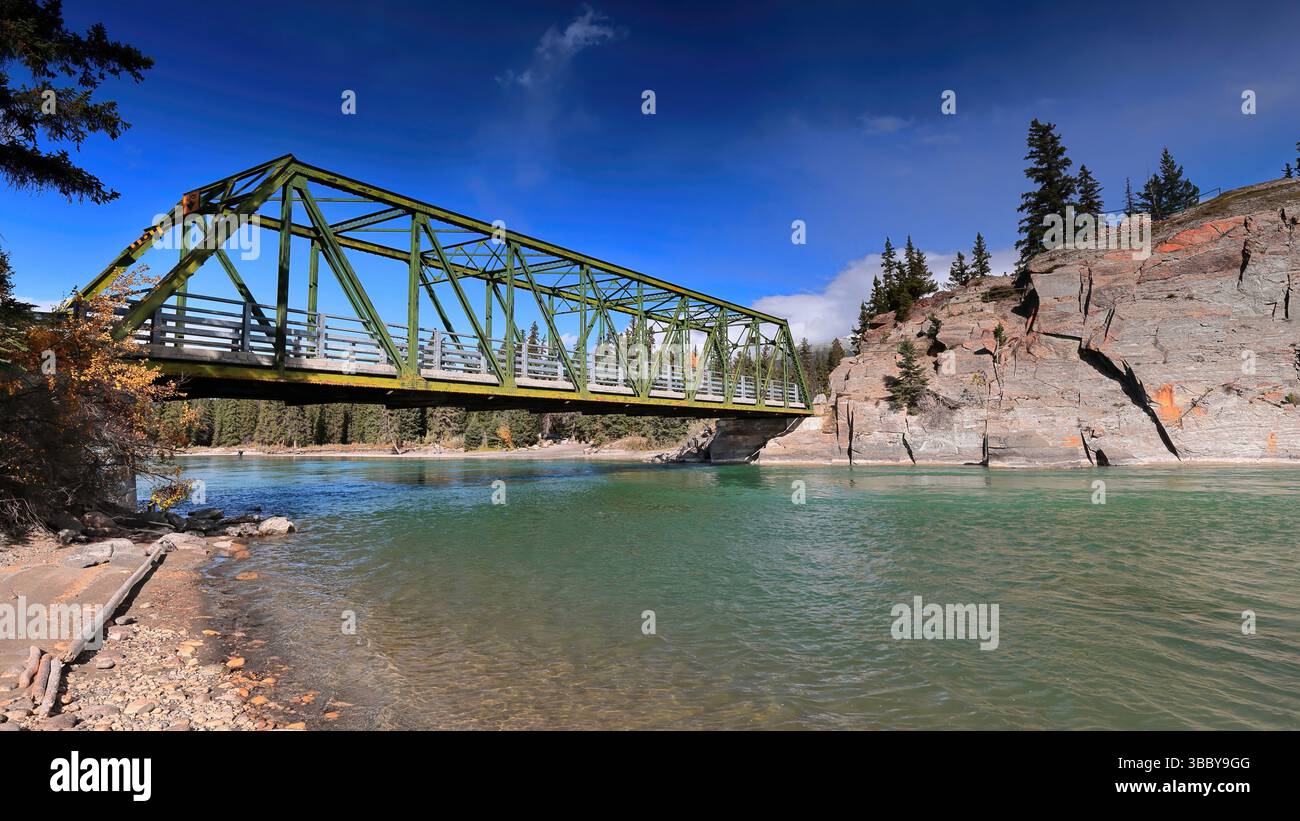 233 il ponte Old Fort Point lungo la Old Fort Point Road sul fiume Athabasca di ferro rivettato dipinto verde attraverso la capriata. Jasper NP-Alberta-Canada Foto Stock
