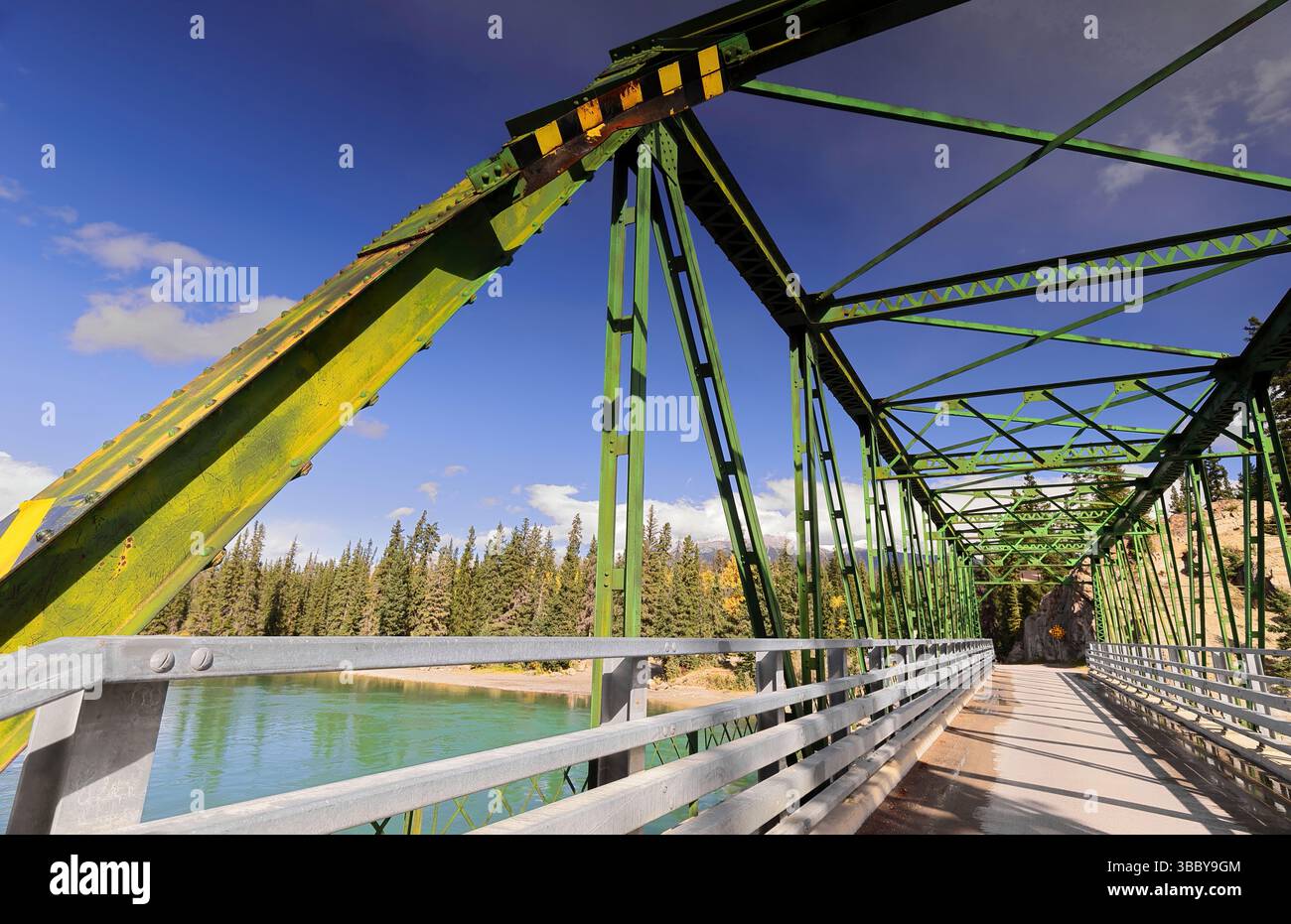 235 il ponte Old Fort Point lungo la Old Fort Point Road sul fiume Athabasca di ferro rivettato dipinto verde attraverso la capriata. Jasper NP-Alberta-Canada Foto Stock