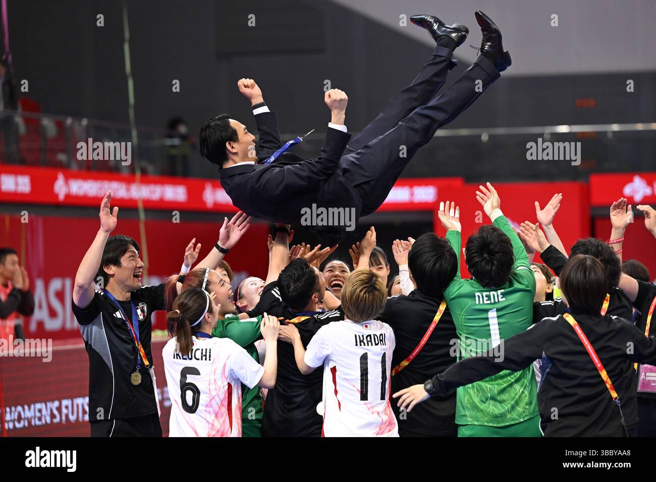 Hohhot, la regione autonoma della Mongolia interna cinese. 17 maggio 2025. I giocatori del Giappone celebrano la vittoria dopo la finale tra Giappone e Thailandia alla AFC Women's Futsal Asian Cup 2025 a Hohhot, regione autonoma della Mongolia interna della Cina settentrionale, 17 maggio 2025. Crediti: BEI He/Xinhua/Alamy Live News Foto Stock