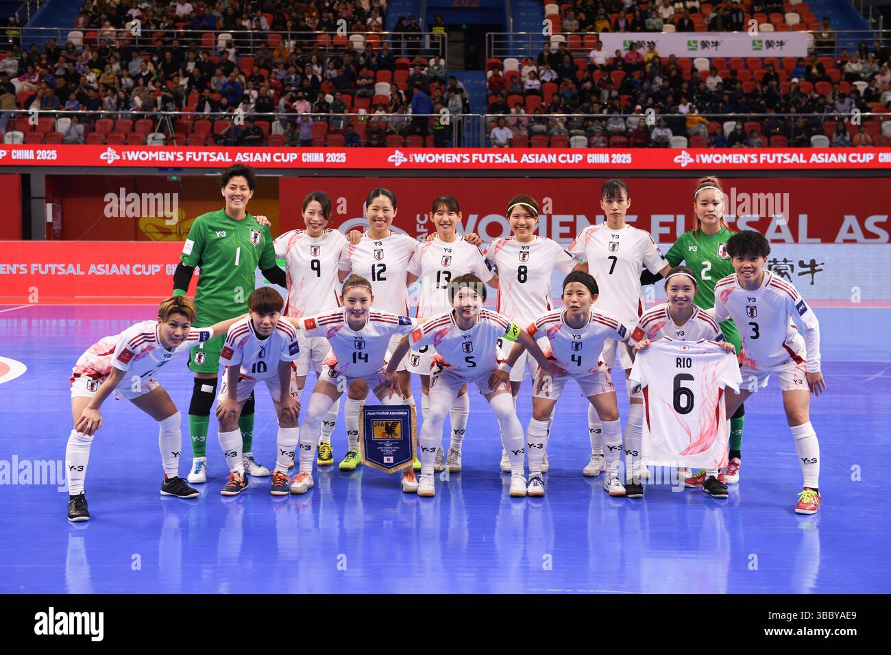 (250517) -- HOHHOT, 17 maggio 2025 (Xinhua) le giocatrici del Giappone posano per una foto di gruppo prima della finale tra Giappone e Thailandia alla AFC Women's Futsal Asian Cup 2025 a Hohhot, regione autonoma della Mongolia interna della Cina settentrionale, 17 maggio 2025. (Xinhua/ma Jinrui) Foto Stock