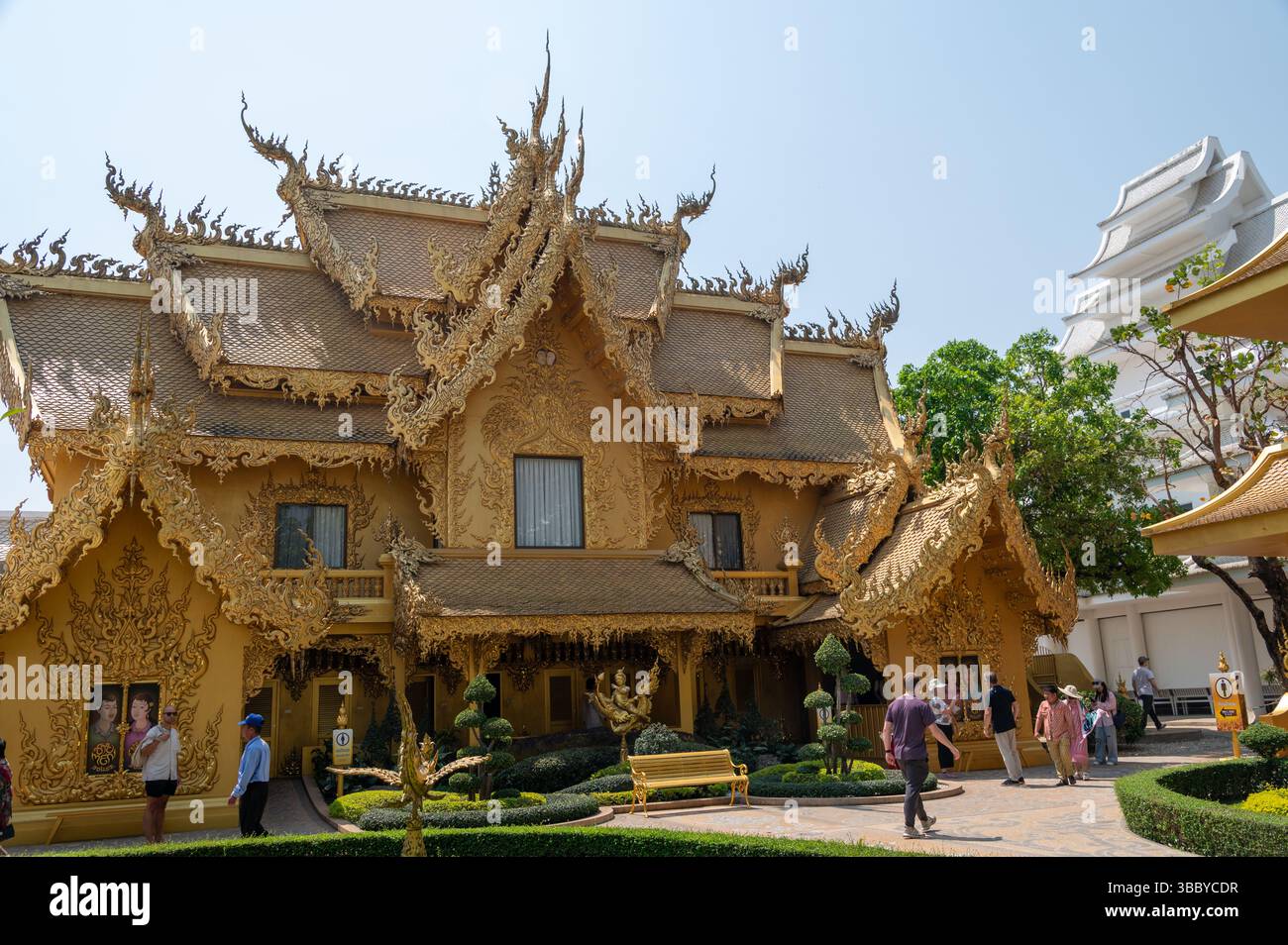 Il bagno più bello della Thailandia dipinto in oro, sia all'esterno che all'interno dei cubicoli da donna e da uomo. Wat Rong Khun, noto anche come Th Foto Stock