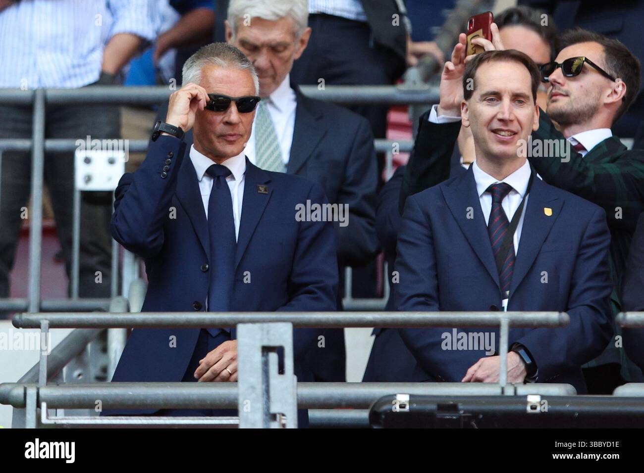 LONDRA, Regno Unito - 17 maggio 2025: Il direttore generale della BBC Tim DAVIE guarda durante la finale di fa Cup tra il Crystal Palace FC e il Manchester City FC allo stadio di Wembley (credito: Craig Mercer/ Alamy Live News) Foto Stock