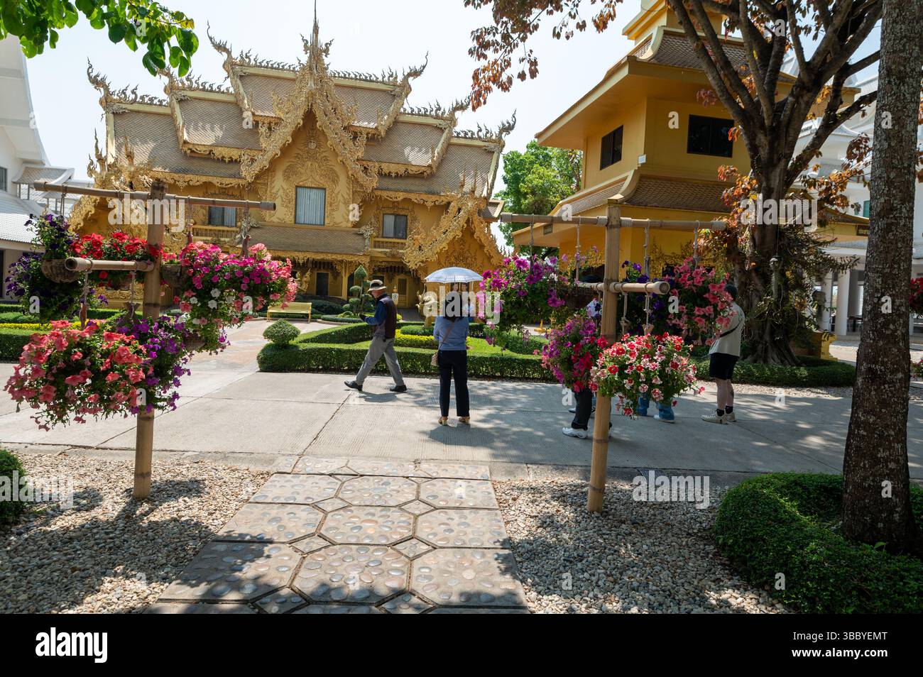 Il bagno più bello della Thailandia dipinto in oro, sia all'esterno che all'interno dei cubicoli da donna e da uomo. Wat Rong Khun, noto anche come Th Foto Stock