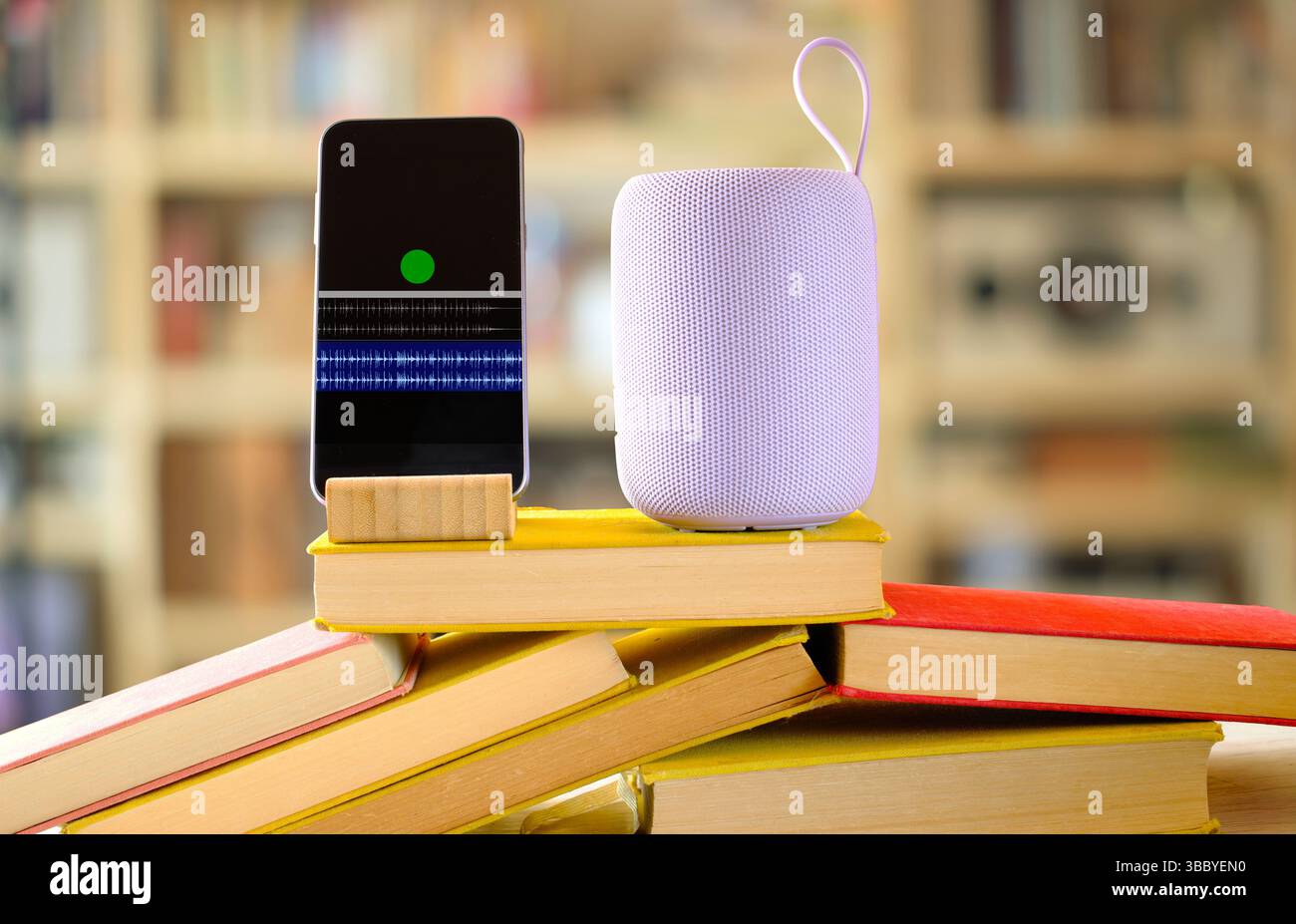 audiolibro con un mucchio di libri, speaker wireless e smartphone, letteratura, lettura, libri, istruzione, concetto multimediale. Spazio libero per le copie. Foto Stock