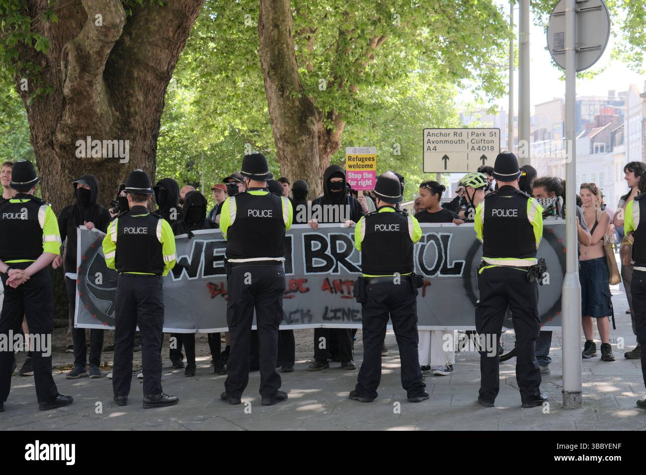 I Picturer stanno mantenendo l'ordine pubblico. Bristol protesta contro l'odio davanti al cenotafio. La prospettiva di una dimostrazione in cui il leader UKIP Nick Tenconi richiederà deportazioni di massa e la fine della veglia di sinistra ha spinto una controdimostrazione nel centro di Bristol da vari gruppi non gerarchici sotto la bandiera Bristol Against Hate. La polizia di Avon e Somerset mantiene l'ordine pubblico separando l'UKIP e Bristol contro l'odio. Foto Stock